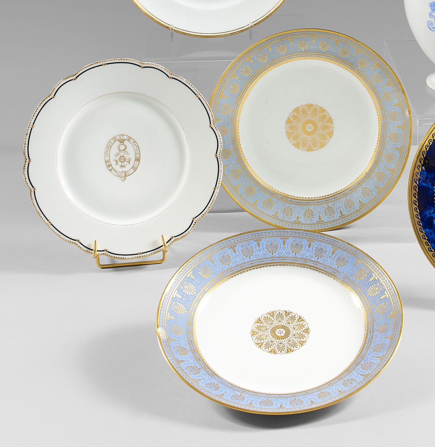 Null Two dinner plates, entrée service, from the Manufacture royale de Sèvres, d&hellip;