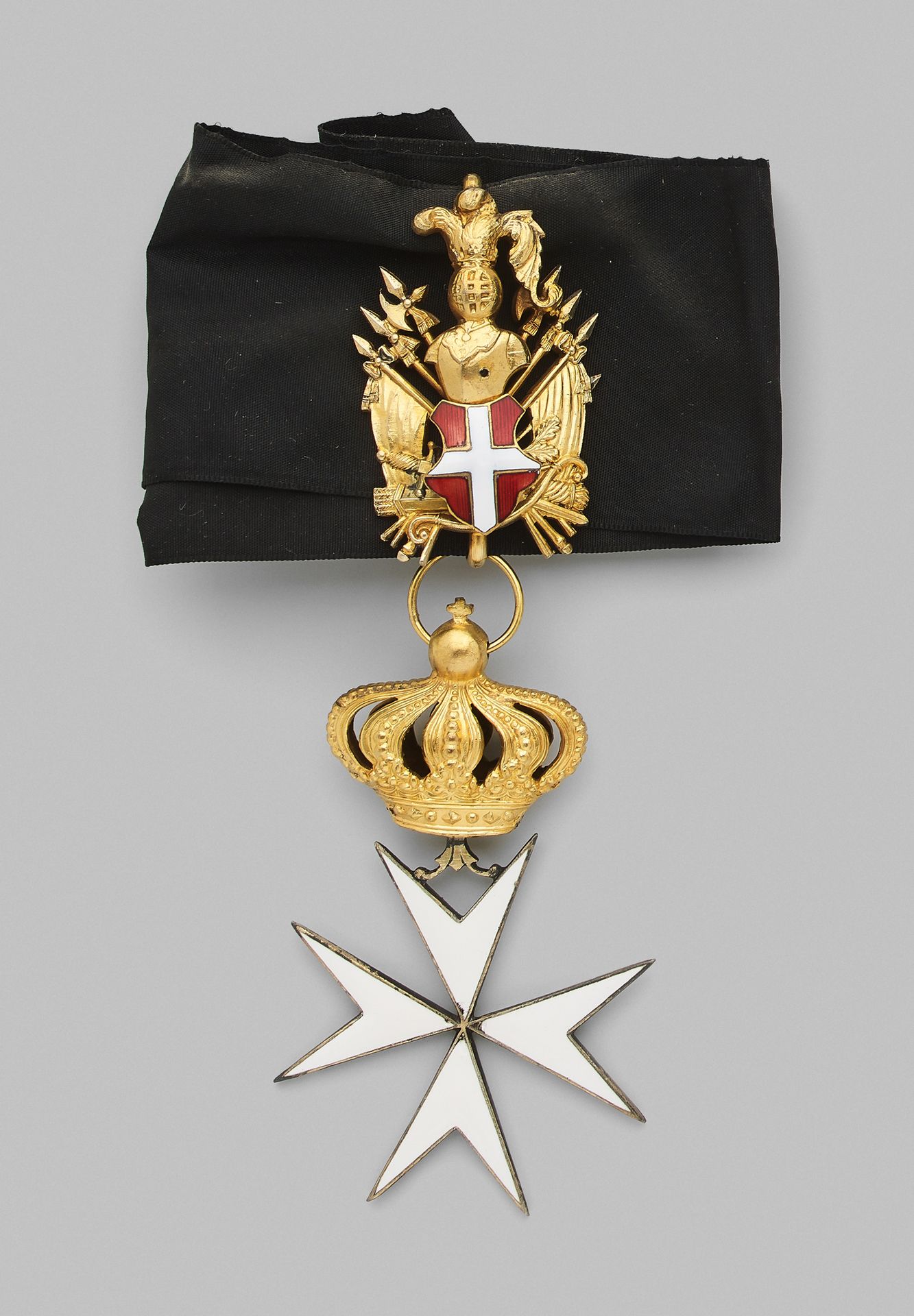 Null Croix de l'ordre de Malte en métal doré, émaillée, surmontée d'un trophée, &hellip;