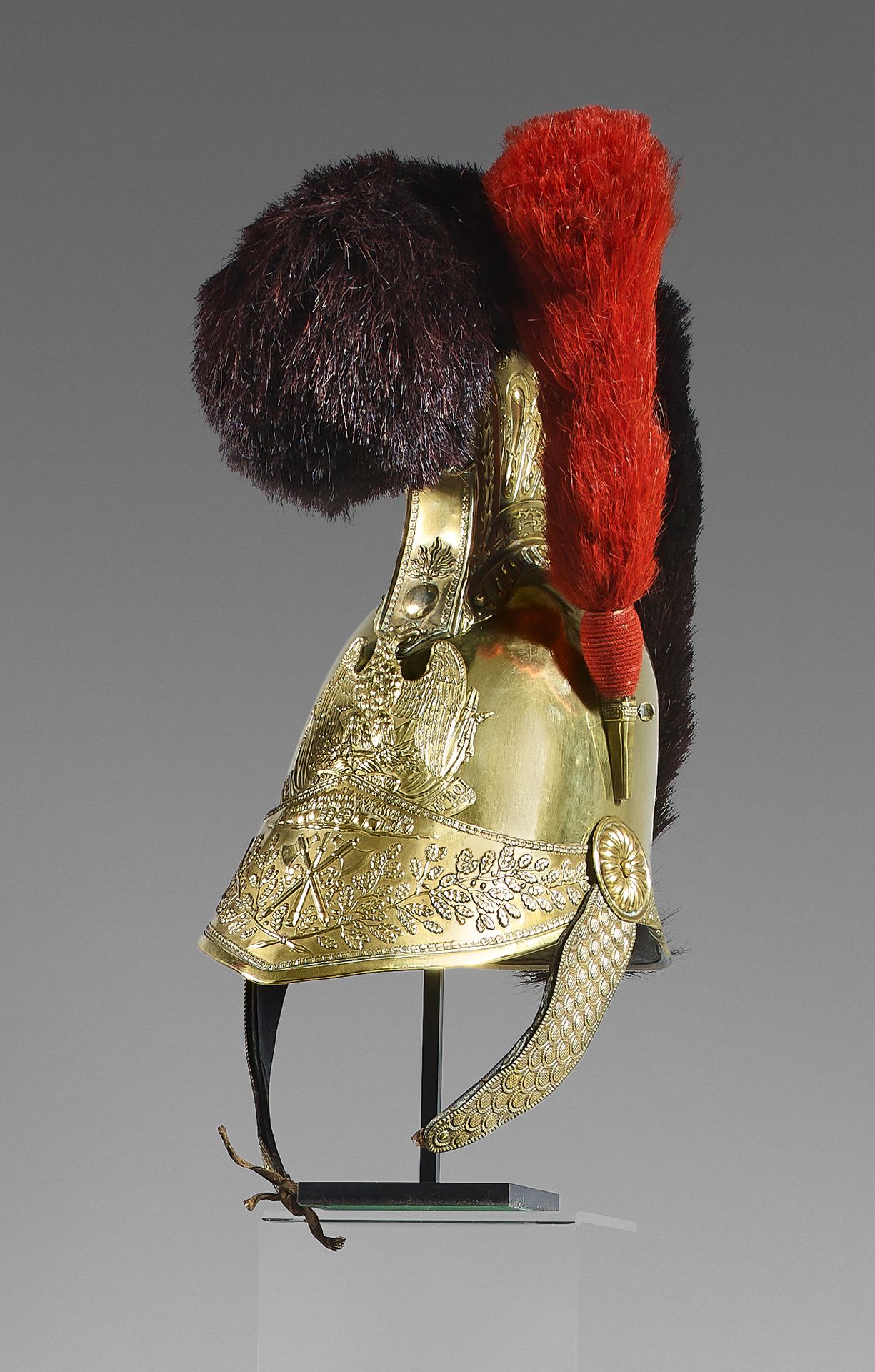 Null Fireman's helmet, crest model adorned with foliage, Minerva brass bomb; eag&hellip;