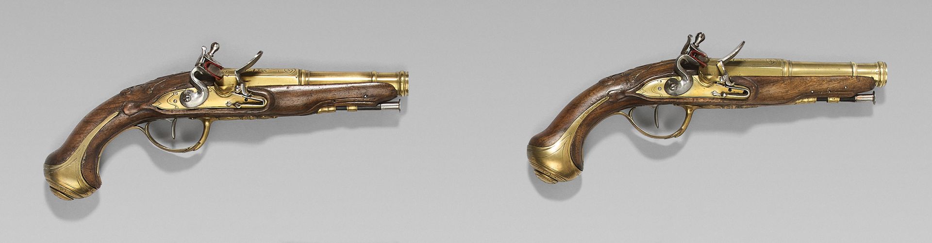 Null Pair of naval flintlock pistols, three-register brass barrels, two-sided th&hellip;
