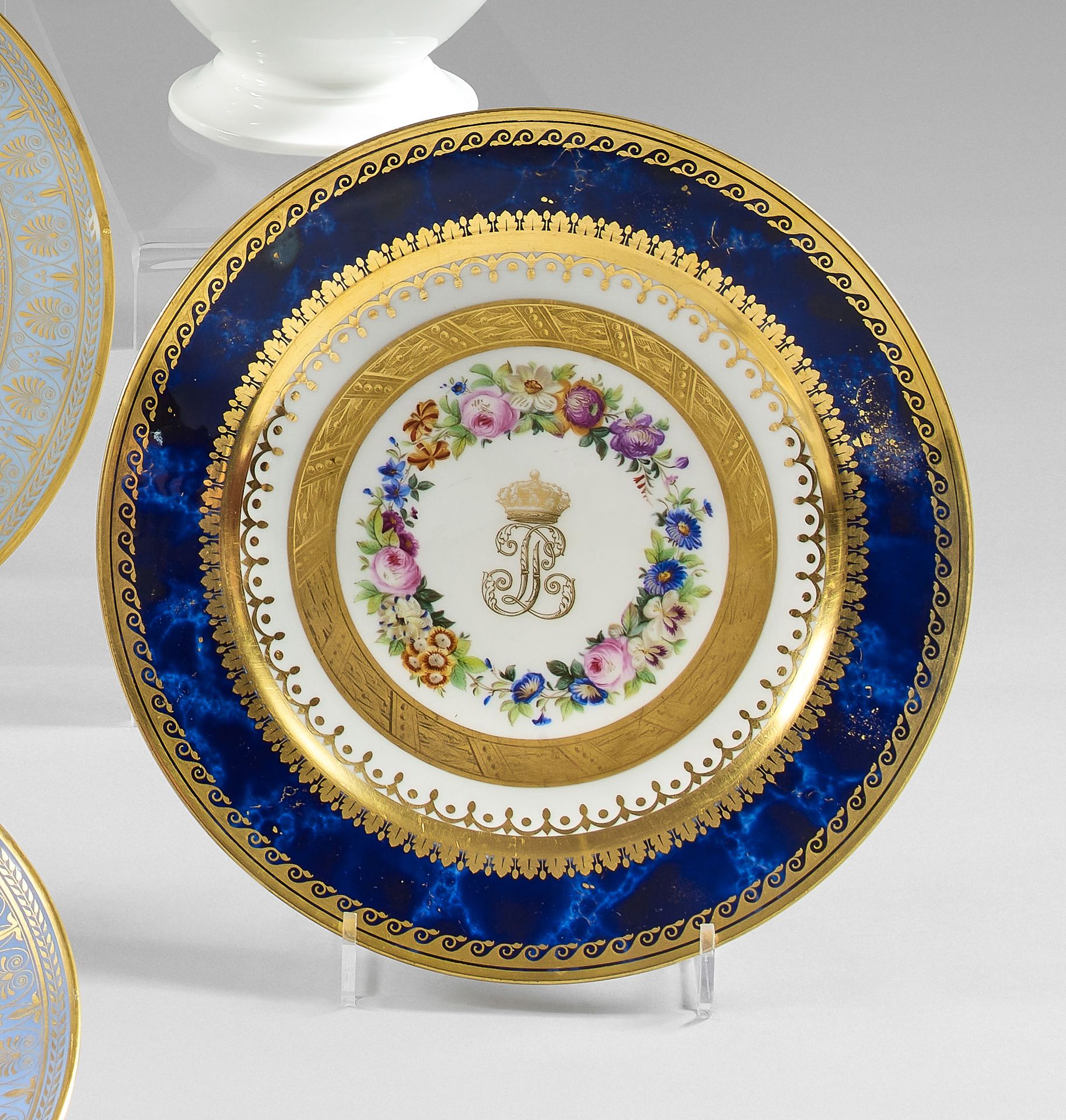 Null Assiette en porcelaine de Sèvres, aile à fond bleu lapis et frise dorée, id&hellip;