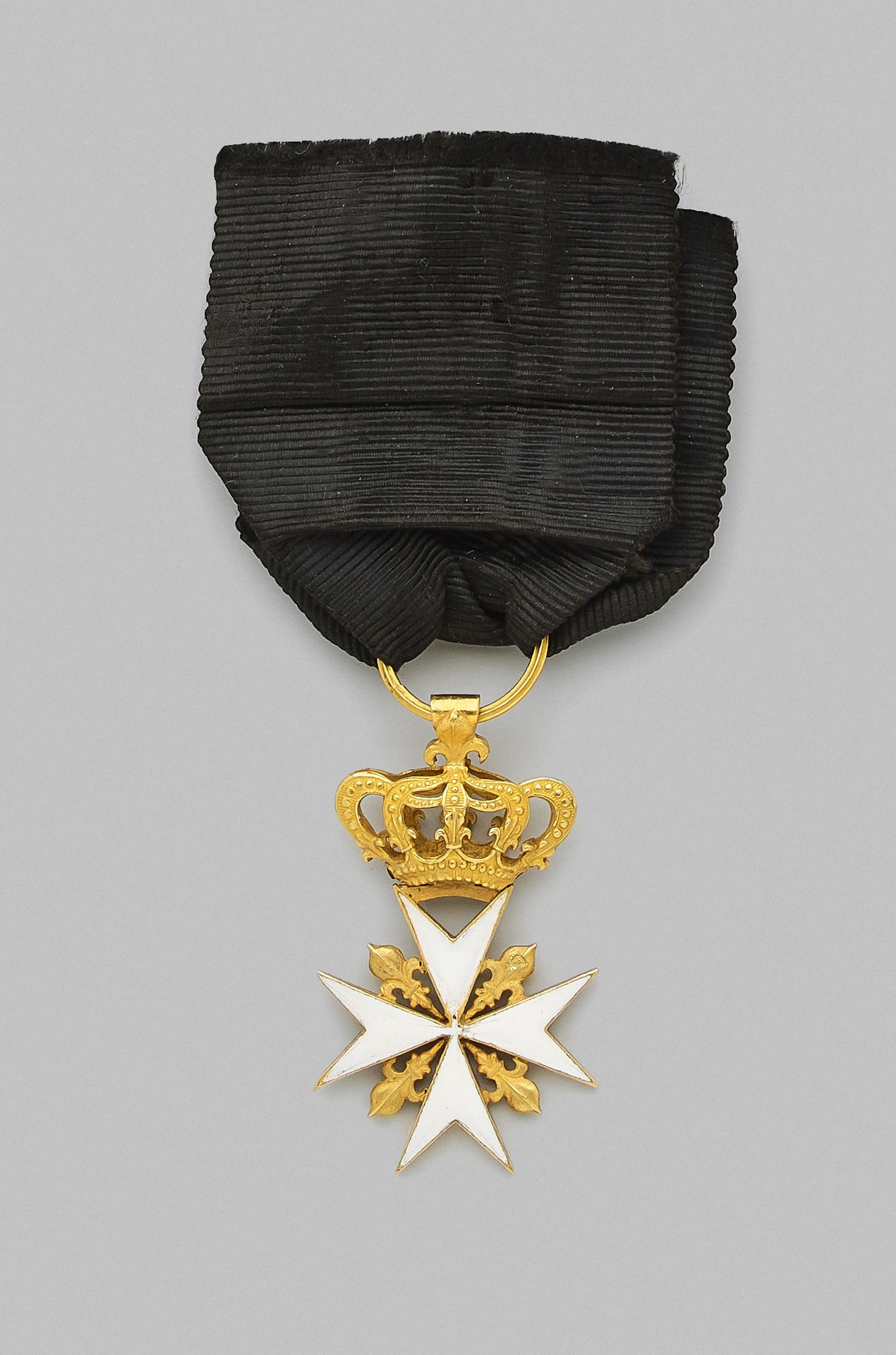Null Croce di cavaliere dell'Ordine di Malta, in oro, smaltata, corona mobile, a&hellip;