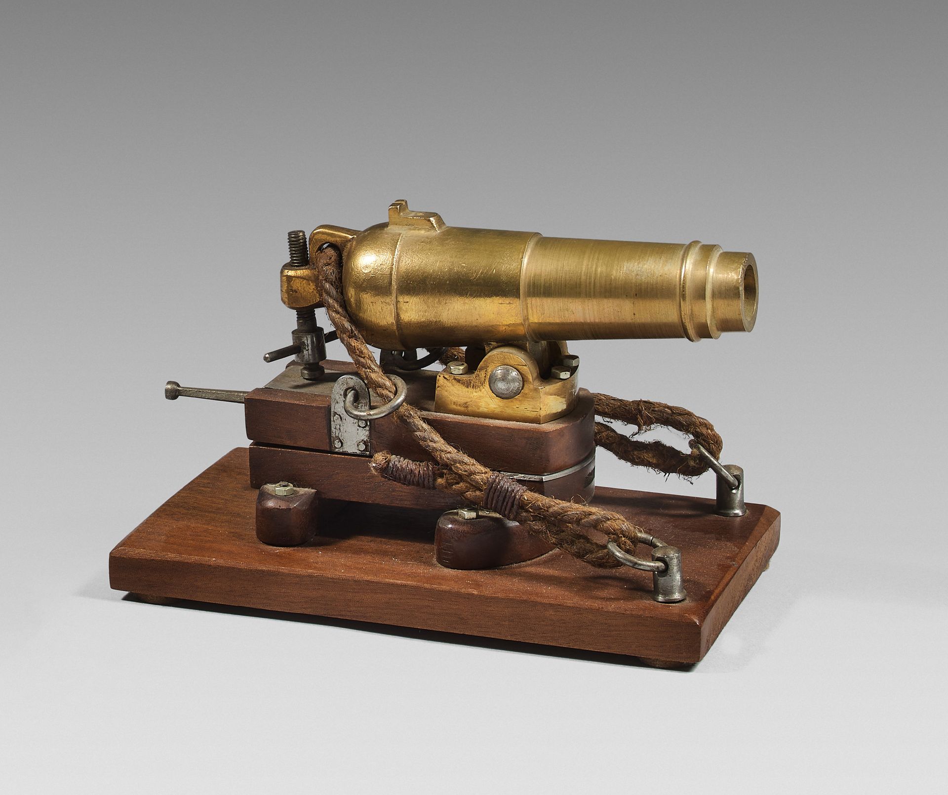 Null Maquette de canon de marine du XIXe, tube en bronze monté sur son affût ori&hellip;