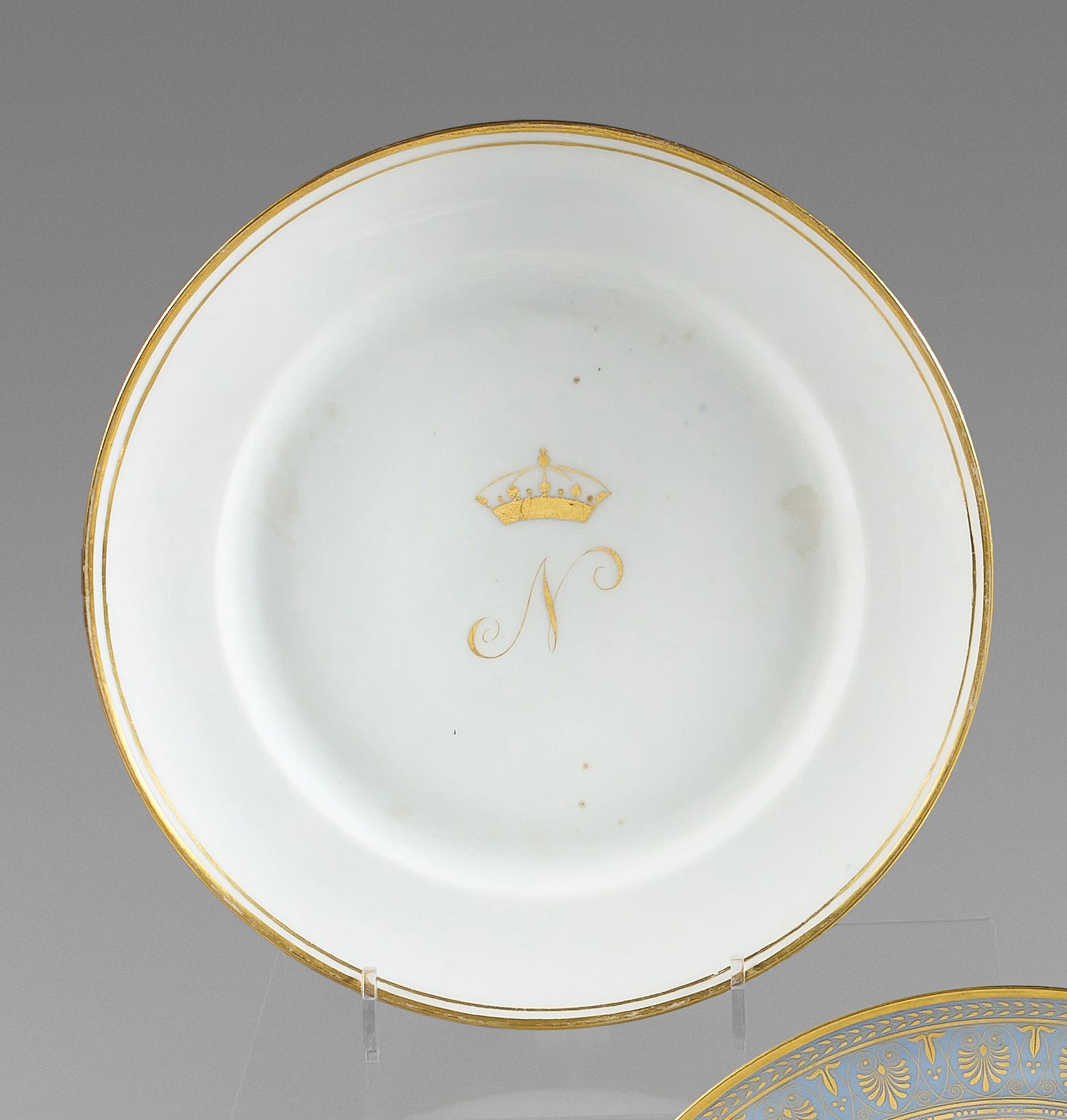 Null Assiette en porcelaine blanche par Dagoty, au chiffre : “N” couronné en or,&hellip;
