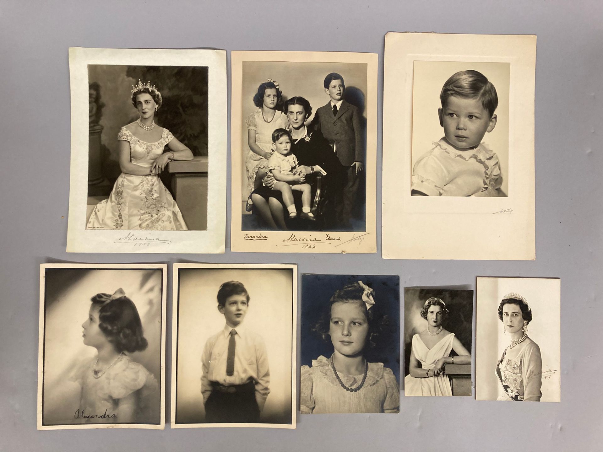 Null MARINA DE KENT (1906-1968) ET SES ENFANTS. - Lot de portraits photographiqu&hellip;