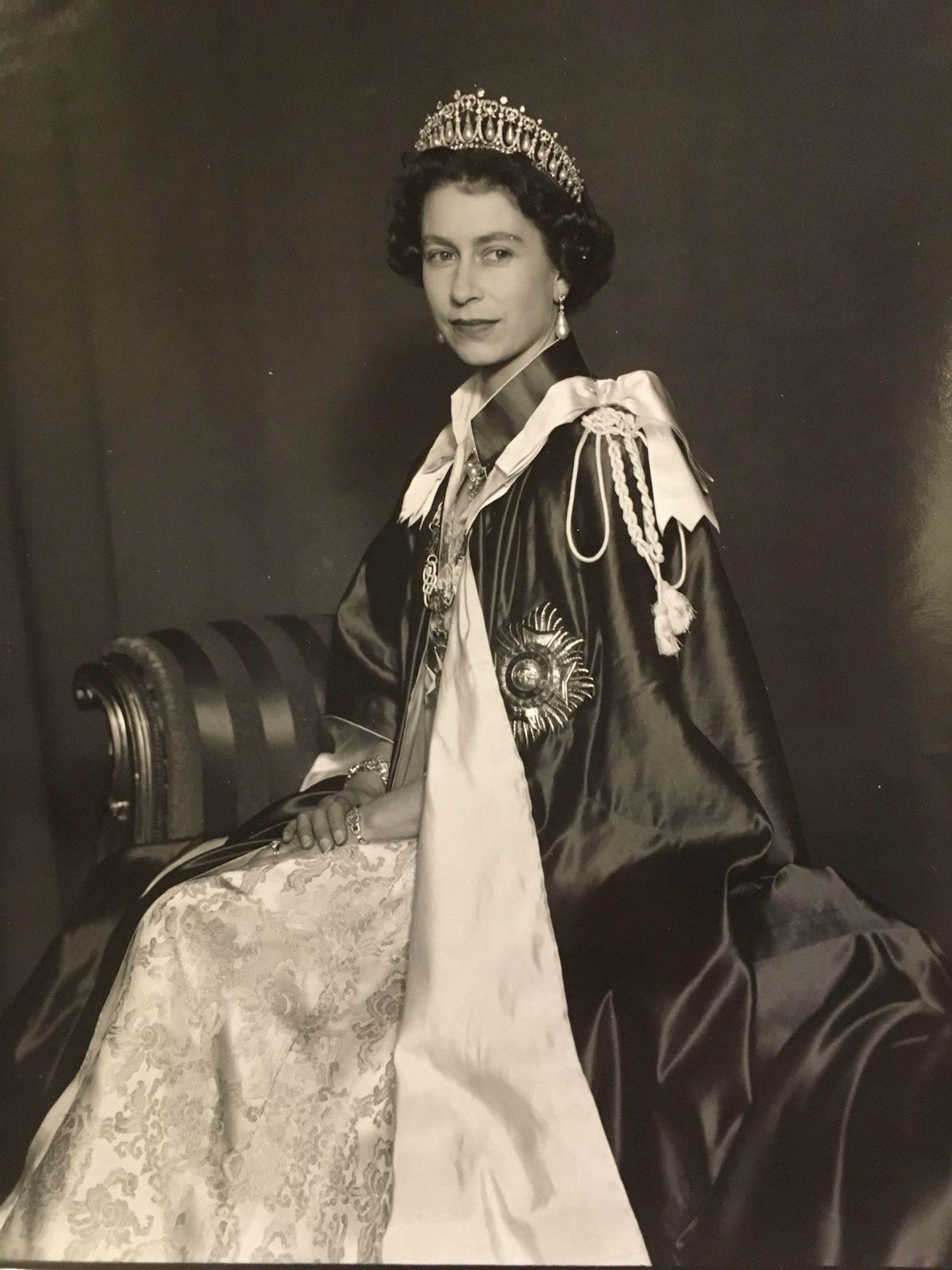 Null Lot de 15 photographies officielles d’Elizabeth II et 3 de sa mère la reine&hellip;