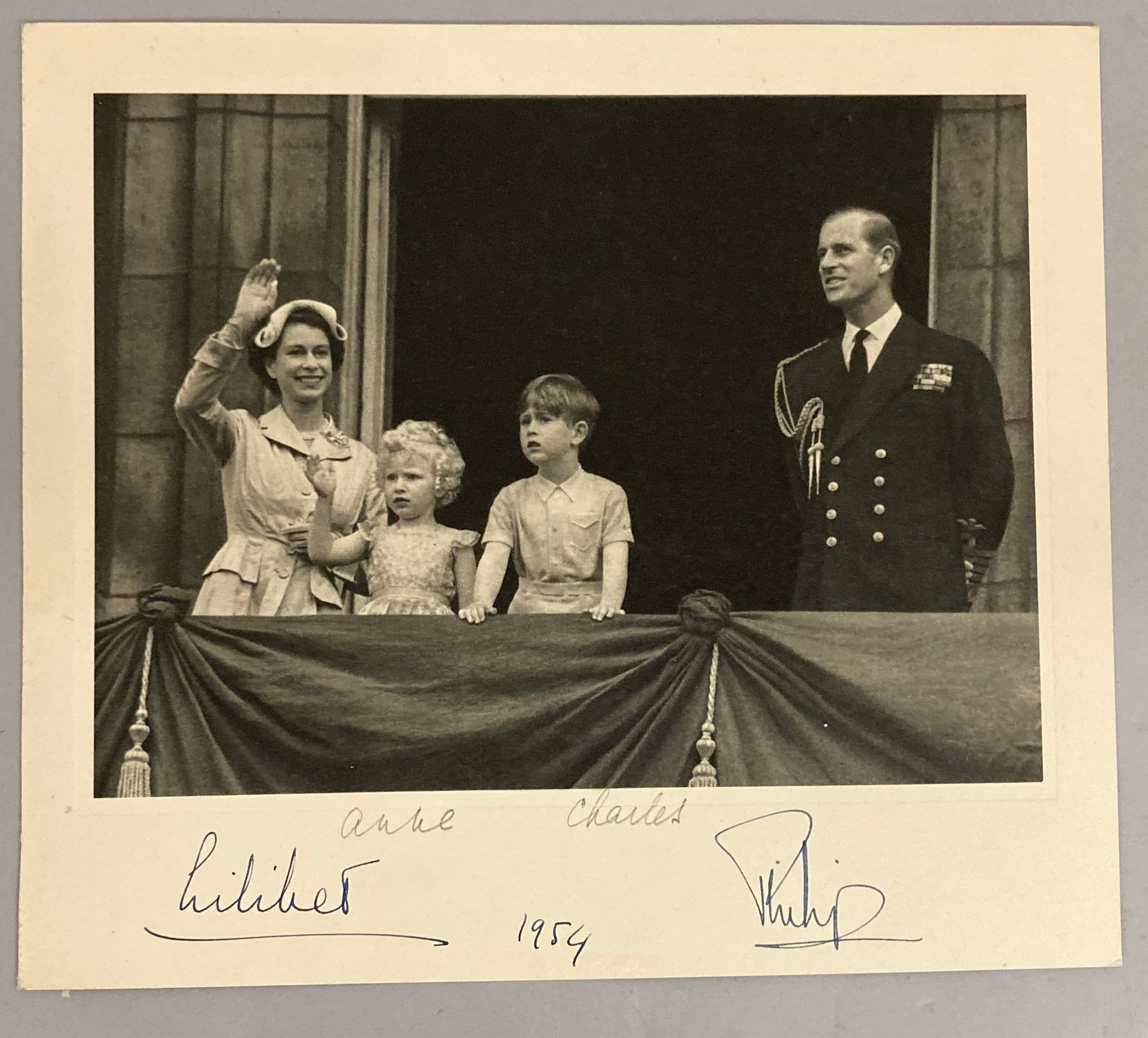 Null Tirage photographique sur carton figurant la famille royale d’Angleterre sa&hellip;