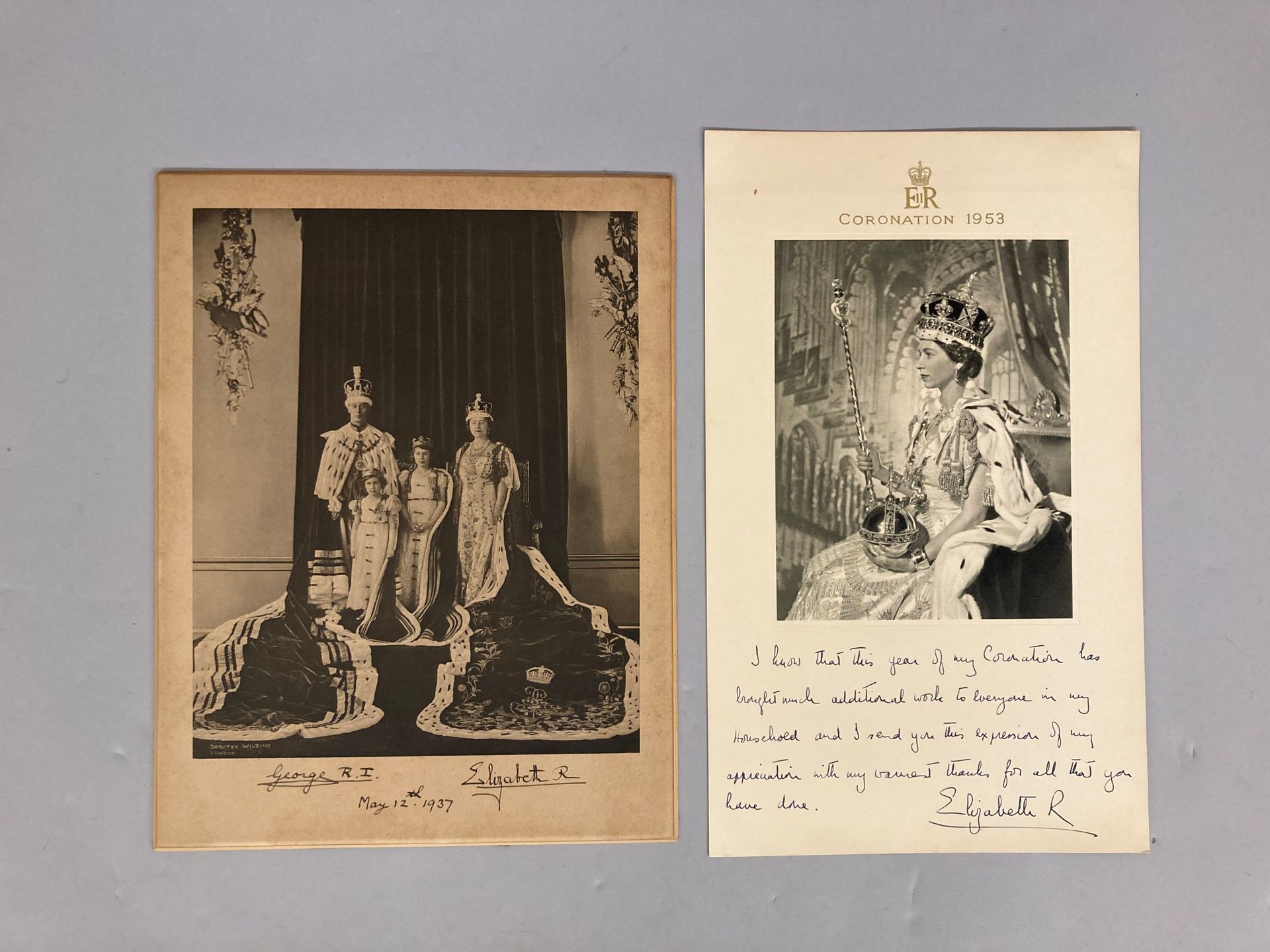 Null Deux facsimilés sur carton, l’un figurant George VI avec toute sa famille e&hellip;