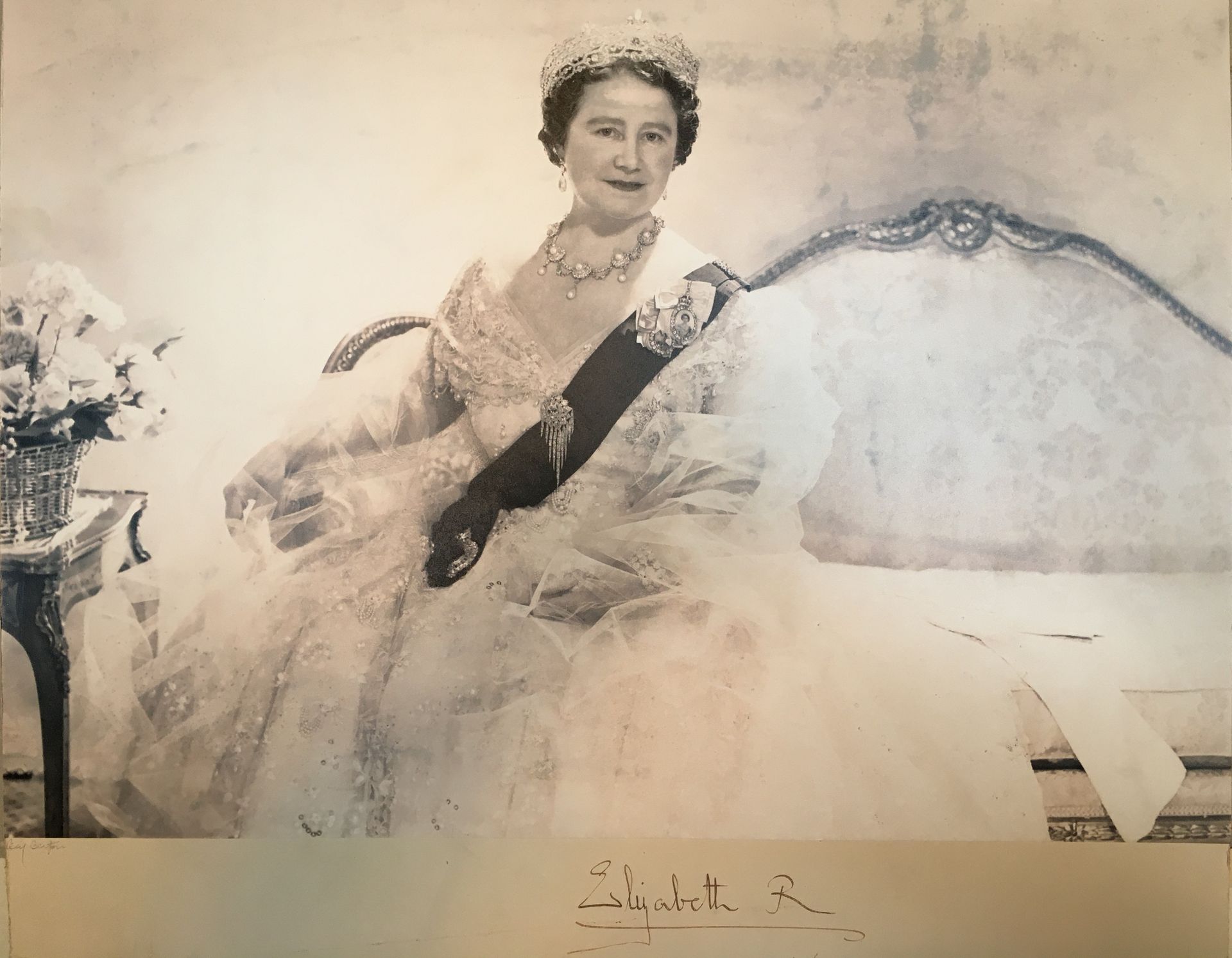 Null ELIZABETH Bowes-Lyon, reine consort du Royaume-Uni (1900-2002) - Lot de 3 g&hellip;