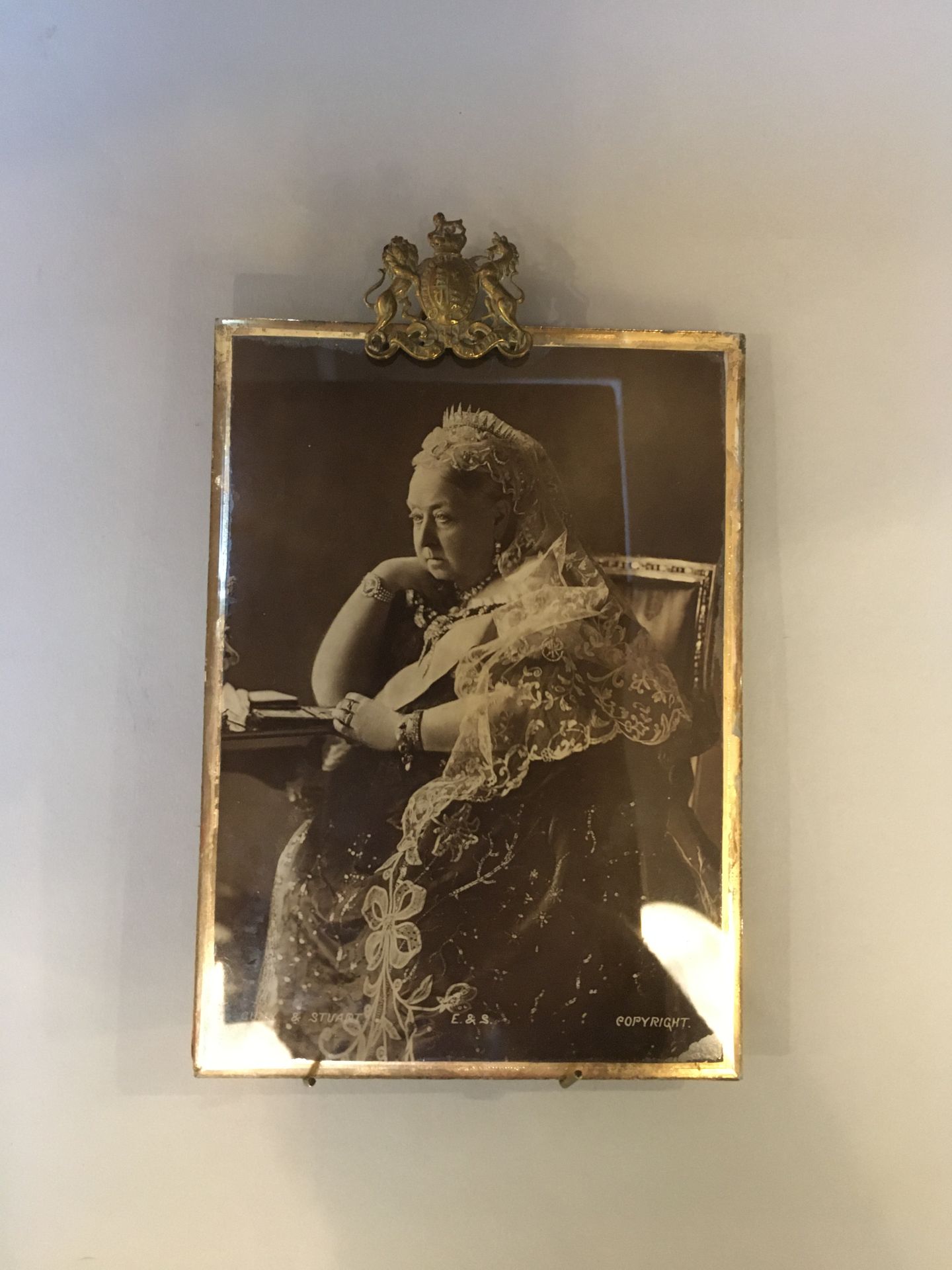 Null Victoria (1819-1901), reine d’Angleterre. - Portrait photographique sur pap&hellip;