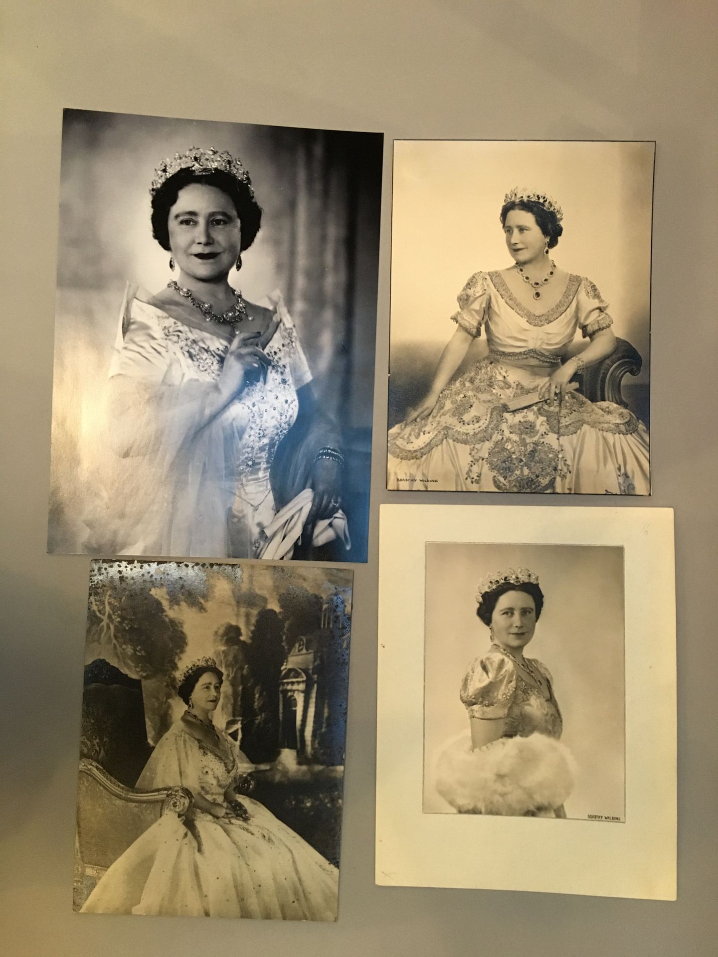 Null Elizabeth BOWES-LYON (1900-2002), reine consort d’Angleterre. - Lot de 4 ti&hellip;