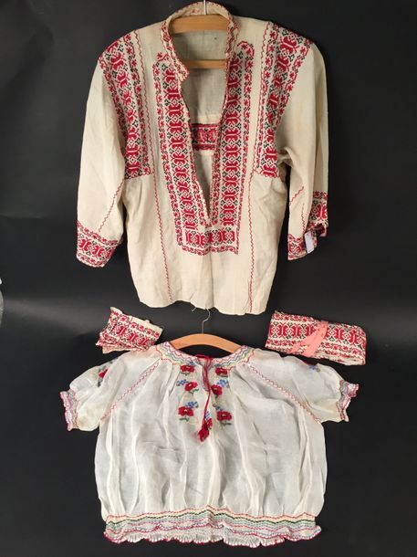 Null Lot de deux blouses paysannes brodées, Balkans, vers 1900. Soie Surah brodé&hellip;