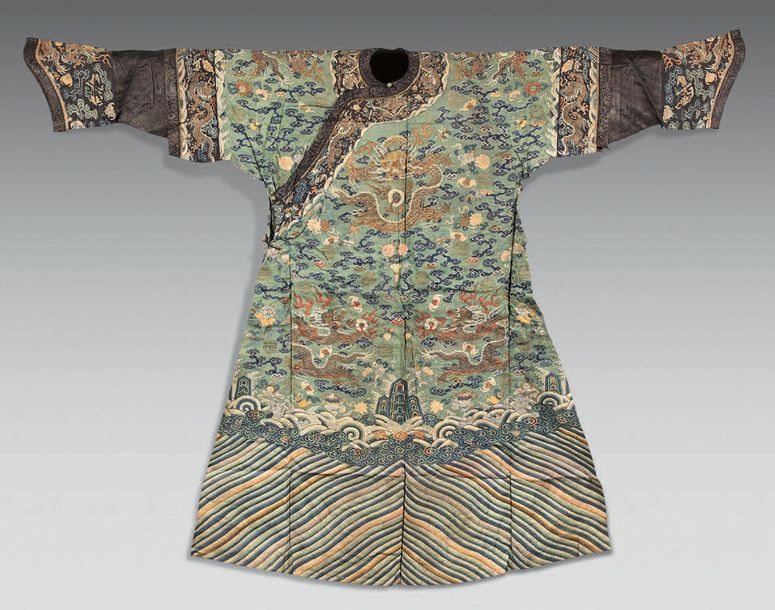 CHINE Robe en soie verte tissée aux fils dorés et polychromes (kesi) de neuf dra&hellip;