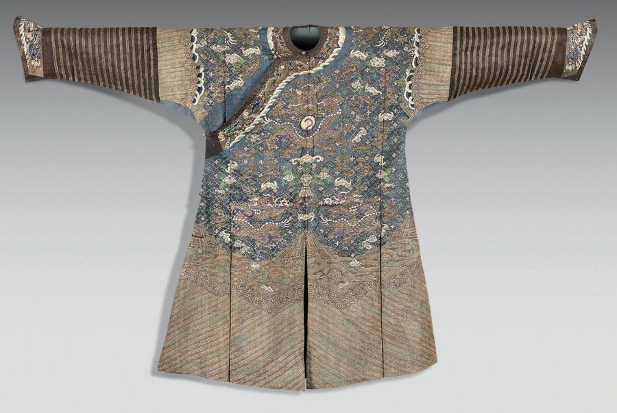 CHINE Robe en soie bleue tissée aux fils do­rés et polychromes (kesi) de neuf dr&hellip;