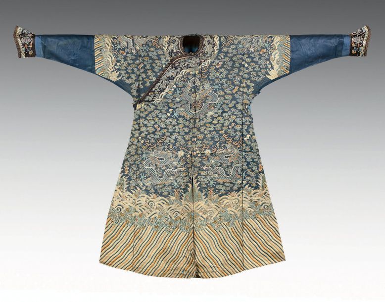 CHINE Robe en soie bleue tissée aux fils dorés et poly­chromes (kesi) de neuf dr&hellip;