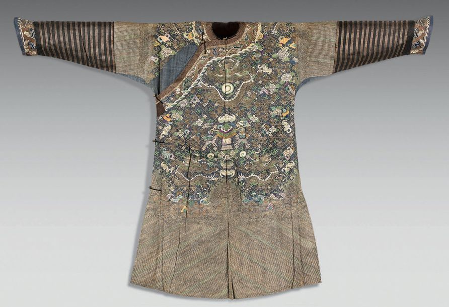 CHINE Robe en soie bleue tissée aux fils dorés et polychromes (kesi) de neuf dra&hellip;