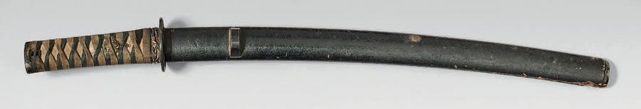 JAPON WAKIZASHI. Lame de 38,4 cm, ubu, un mekugi-ana, non signée
Montures: tsuba&hellip;