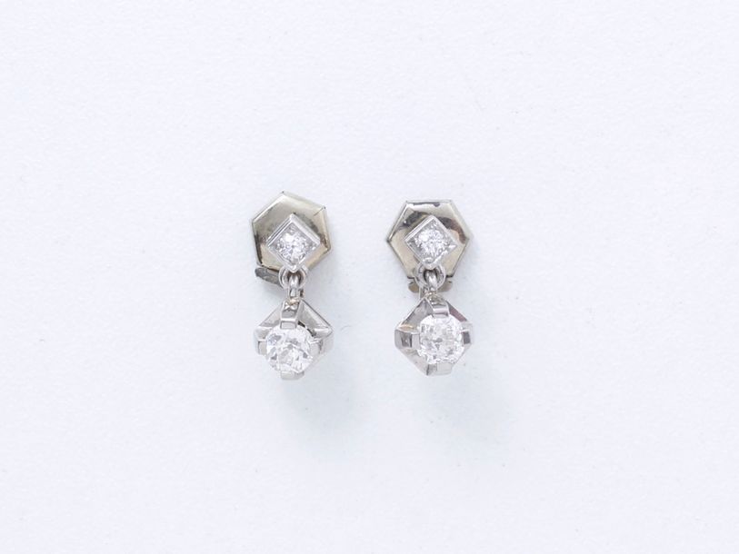 Null Paire de boucles d’oreilles en or gris 750 millièmes ornées de diamants tai&hellip;