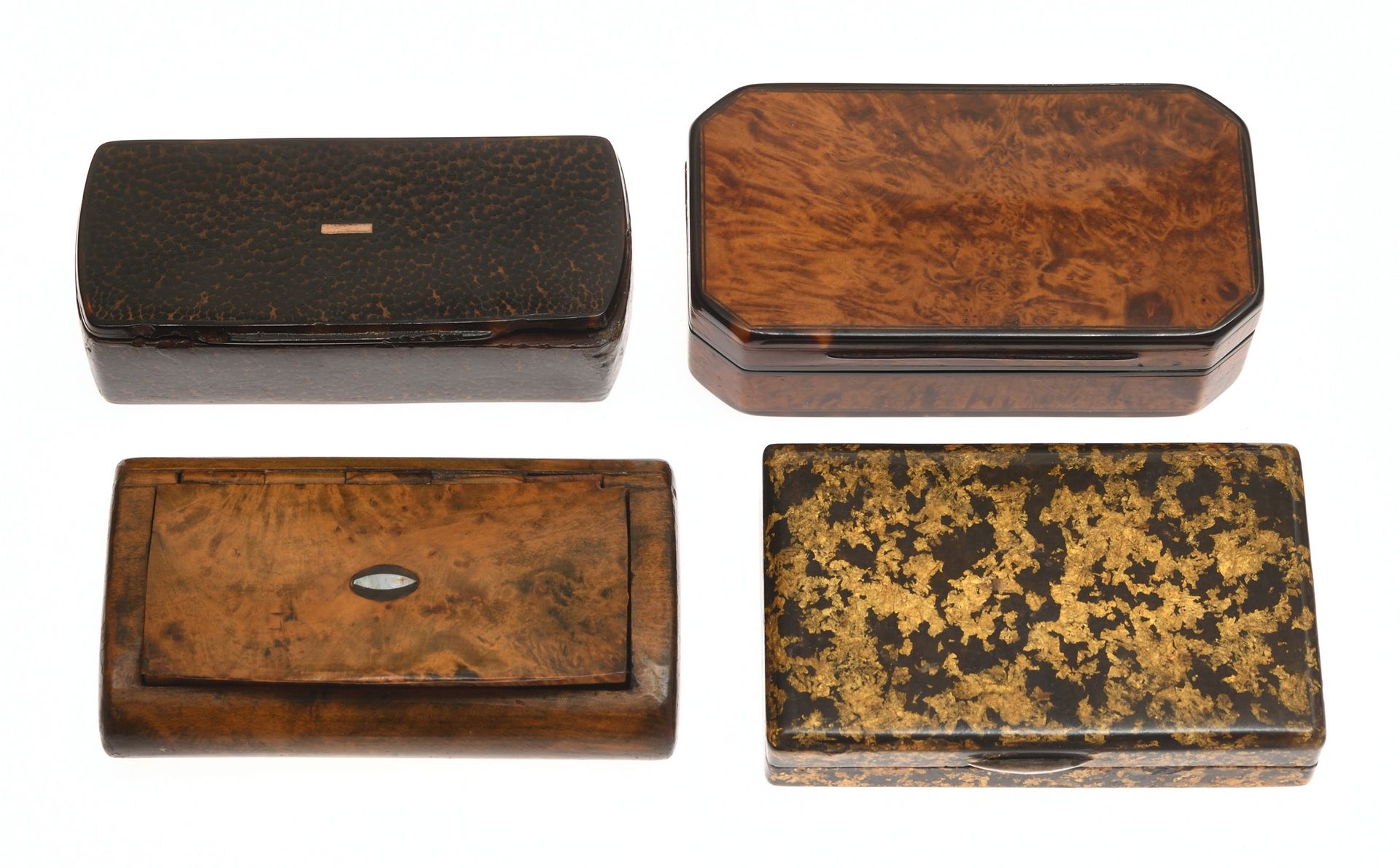 Null 30 四个长方形的鼻烟盒，由毛刺，玳瑁，角和仿皮组成。19世纪。长度：9.5至10厘米（损坏和丢失的部分）。