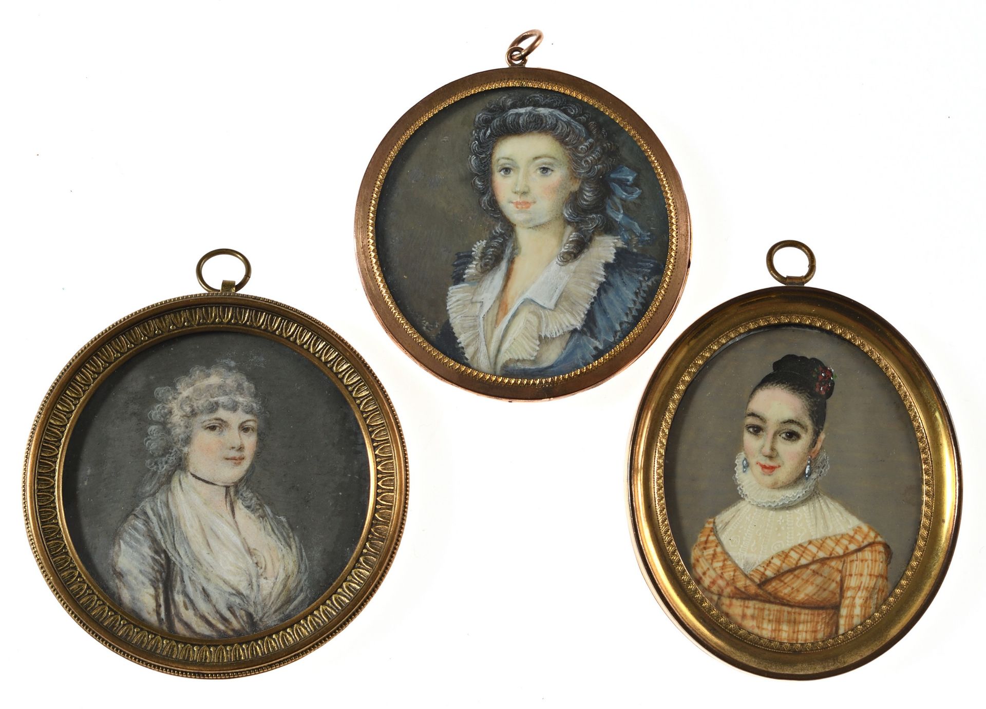 Null 64 Trois miniatures rondes et ovales Femme coiffée d’une couronne de roses &hellip;