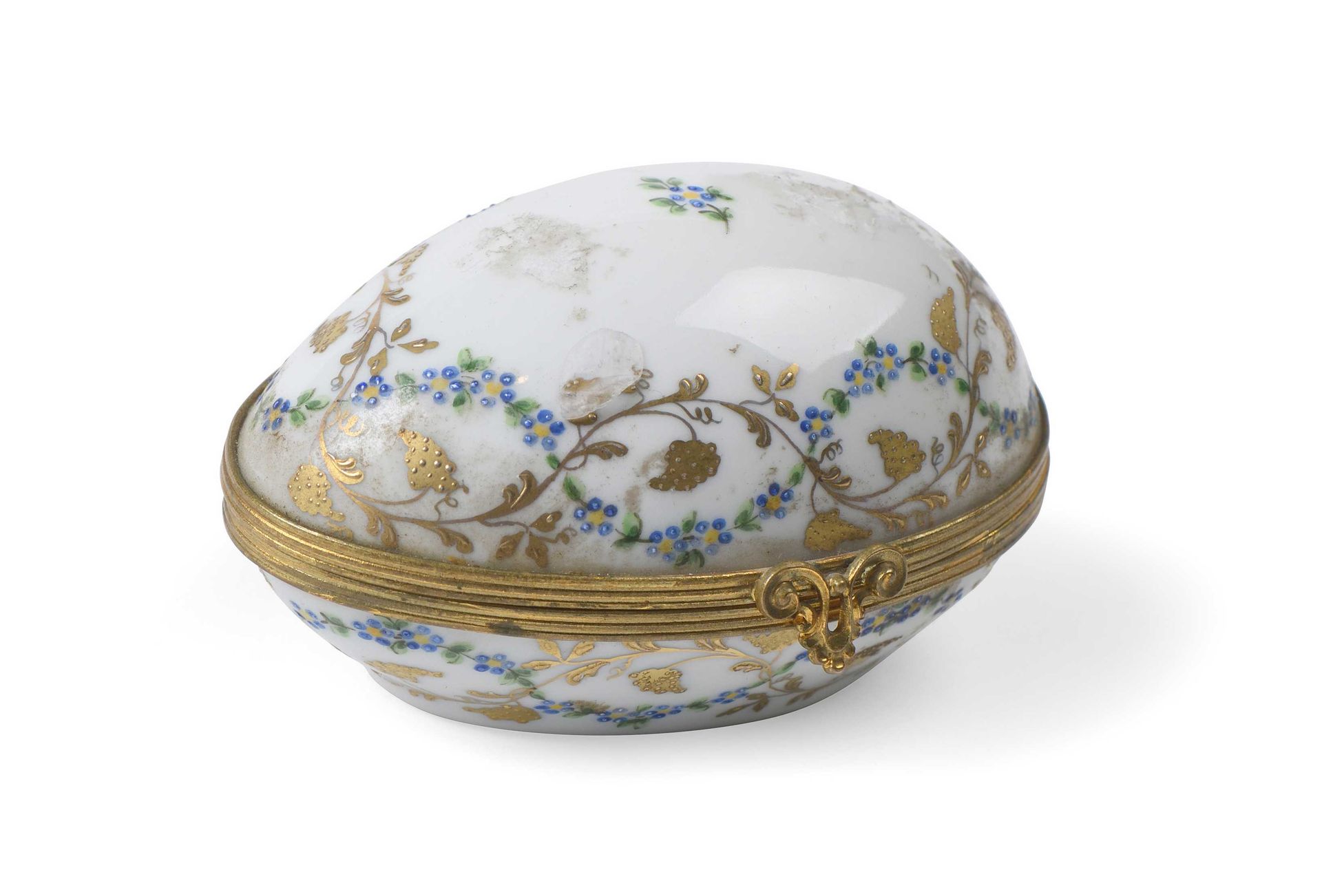 Null OEuf en porcelaine blanche de Limoges à décor de pampres de vigne en or et &hellip;