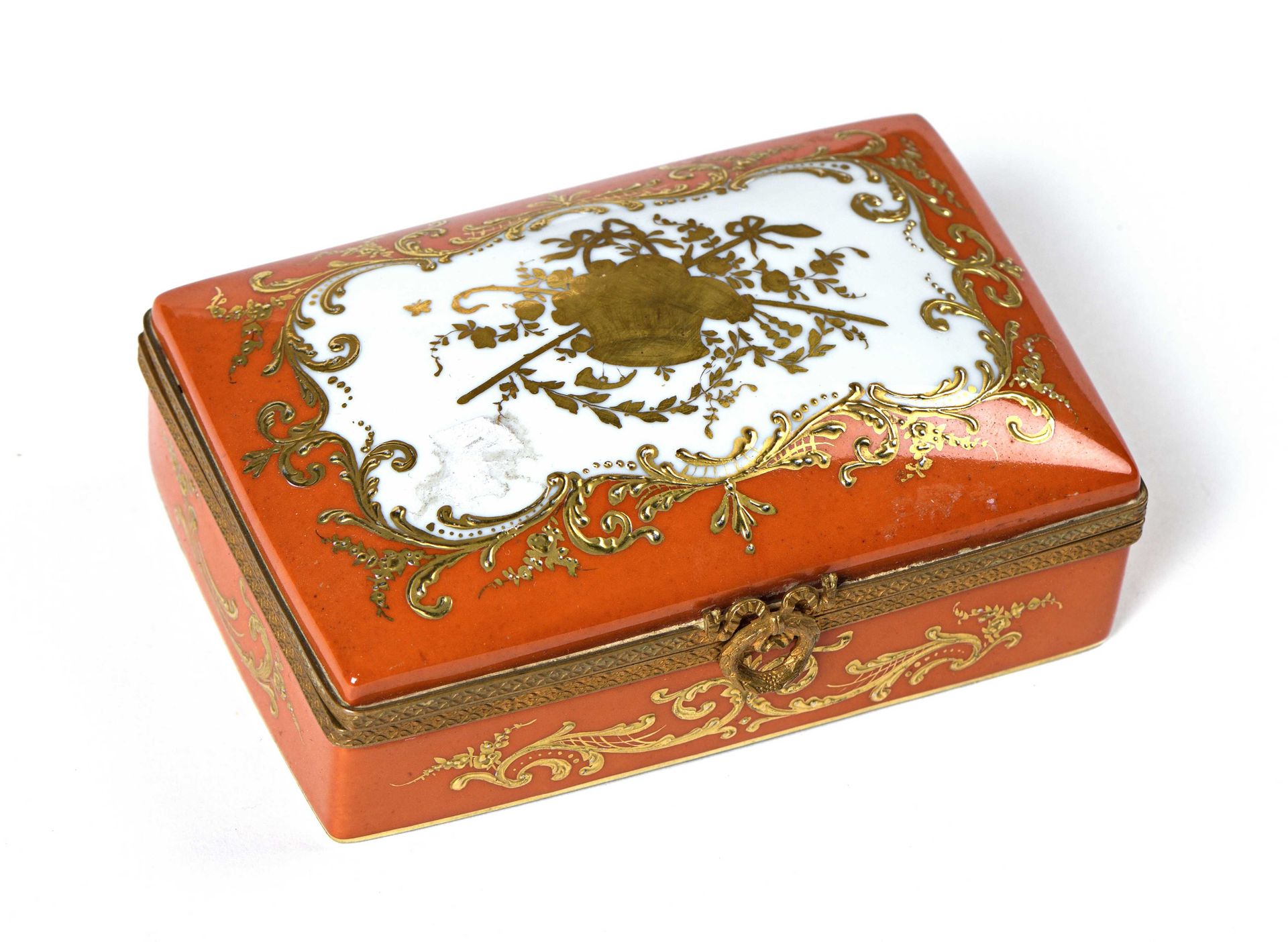 Null Boîte rectangulaire en porcelaine de Limoges à décor d un panier fleuri dan&hellip;
