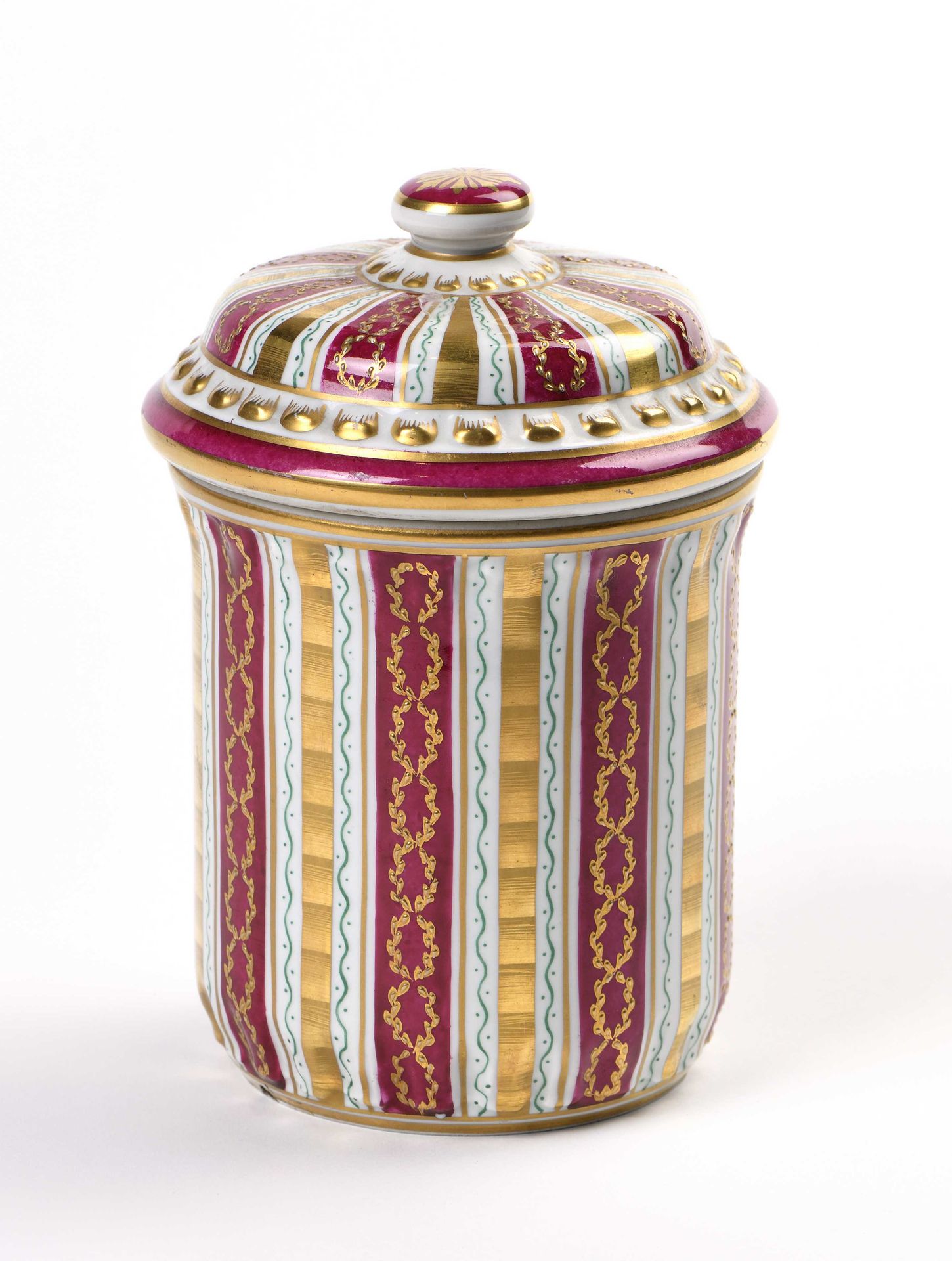 Null Pot à tabac cylindrique en porcelaine de Limoges à décor Grignan rubis. Sig&hellip;