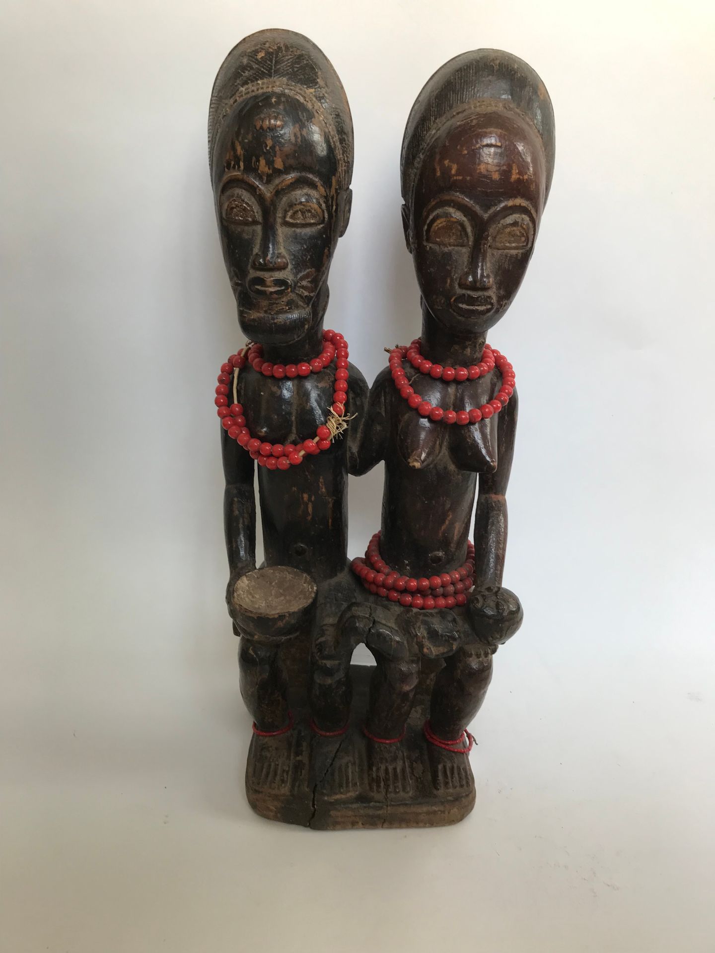Couple BAOULE (Cote d'Ivoire) avec enfants avec perles rouges H. 46 cm