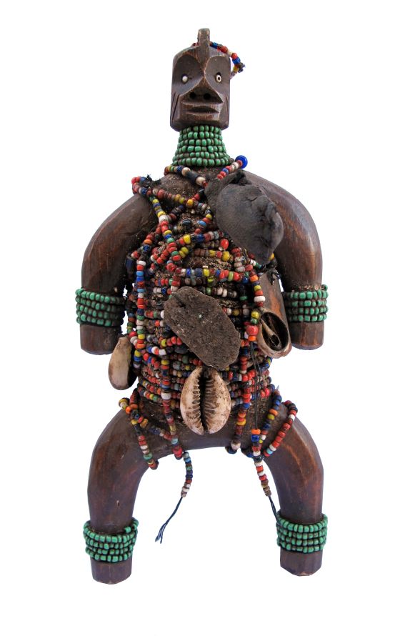 Null 非洲。南吉娃娃--法利（喀麦隆）。雕刻的木质身体上覆盖着纺织品、多色珠子以及矿渣和铃铛。多瓦约人，或称 "南吉"，是喀麦隆北部的一个民族，由万物有灵论&hellip;