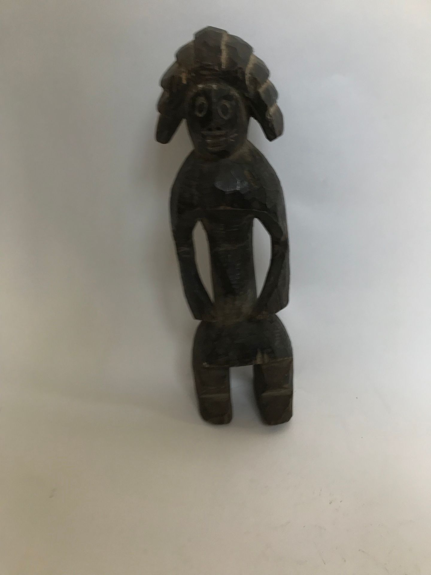 Petite statue MUMUYE en bois patiné H. 34 cm