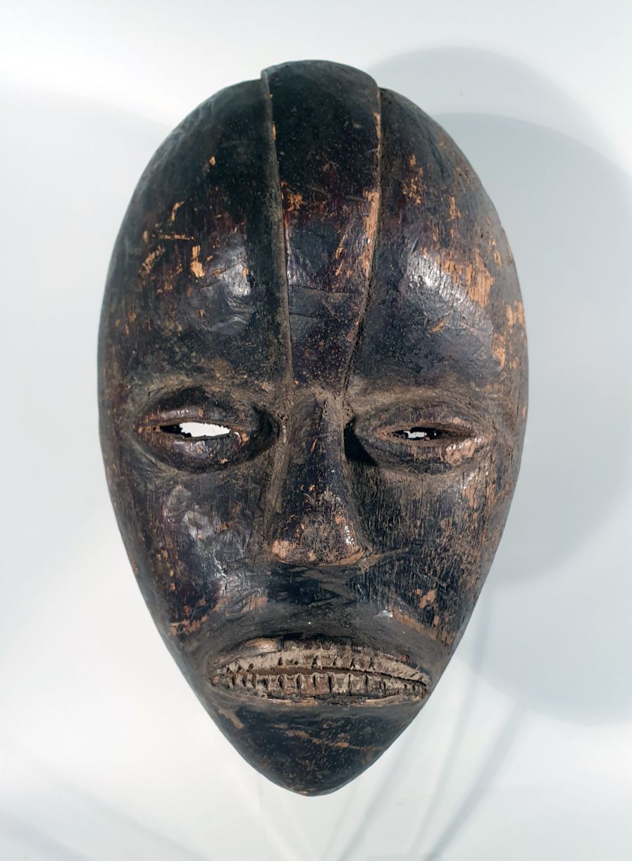 Null 一个来自西非的非常漂亮的面具。深黑色的铜锈。可能是来自尼日利亚。高约30CM。(非洲、非洲艺术、文明和种族群体）。)