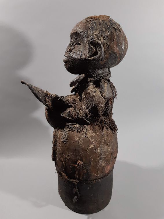 Null Afrique. Importante sculpture Vaudou, Bénin. Bois, corde, amulettes, corne &hellip;