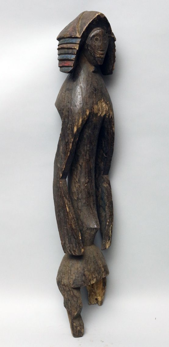Null 非洲。美丽的Mumuye雕像，有多色的痕迹（尼日利亚）。美丽的Mumuye雕像，带有铜锈和多色的痕迹。这座雕像是一个神谕和治疗的人物。它是典型的Mum&hellip;