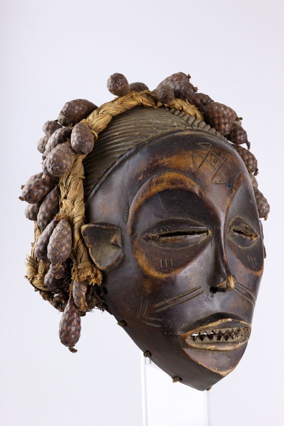 Null Chokwe面具（刚果）非洲。美丽的乔克韦面具（刚果）。这些是男人戴的女性面具。五官非常精致，是雕塑大师以精湛的技艺凿出来的。这种类型的面具特有的铜锈&hellip;