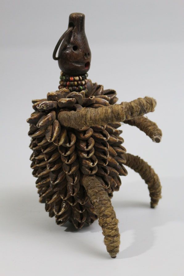 Null Afrika. Schöne Namji "Spinne" Puppe mit Kaurimuscheln auf dem Körper. Selte&hellip;