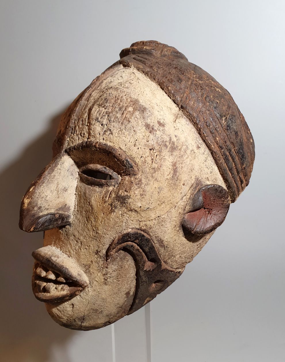 Null 伊格博面具具有独特的相貌和重要的风格强化，特别是鼻子、嘴和牙齿，以及显著的疤痕。高33厘米。(非洲、非洲艺术、文明和种族群体）。)