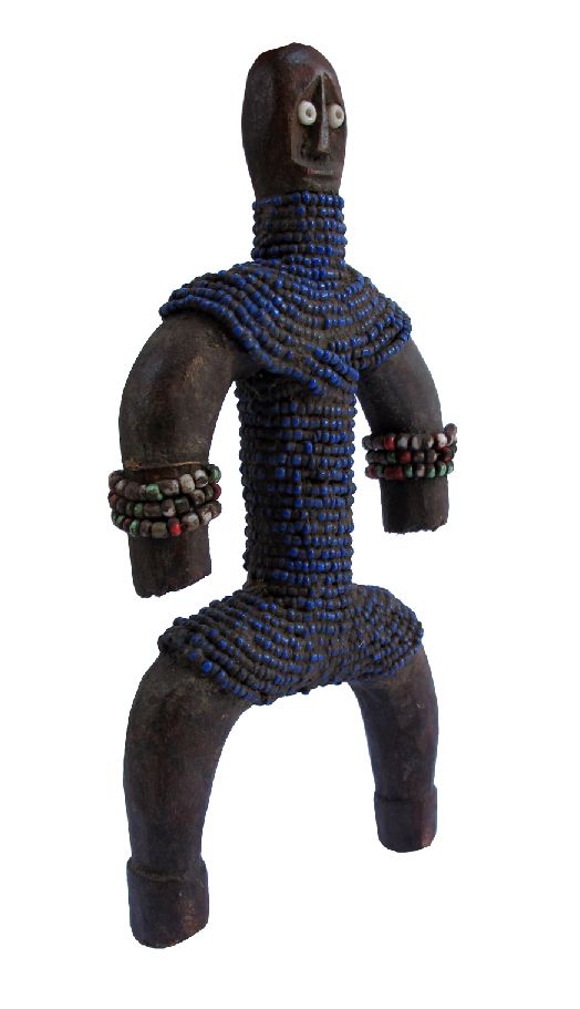 Null 非洲。南吉娃娃--法利（喀麦隆）。雕刻的木质身体上覆盖着五彩的珠子。多瓦约人，或称 "南吉"，是喀麦隆北部山区万物有灵论者的一个族群，他们在生育仪式上&hellip;