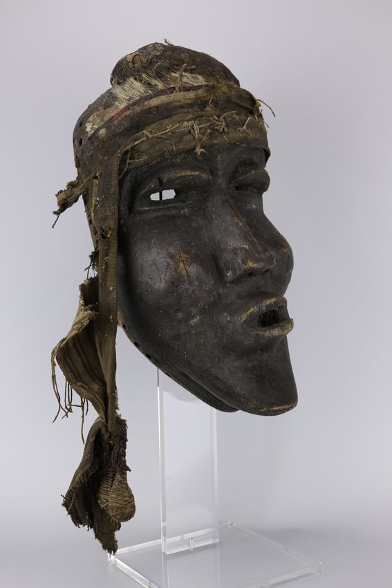 Null Afrique. Un exceptionnel masque DAN de Côte d'Ivoire. H. 35,5cm. (Afrique, &hellip;