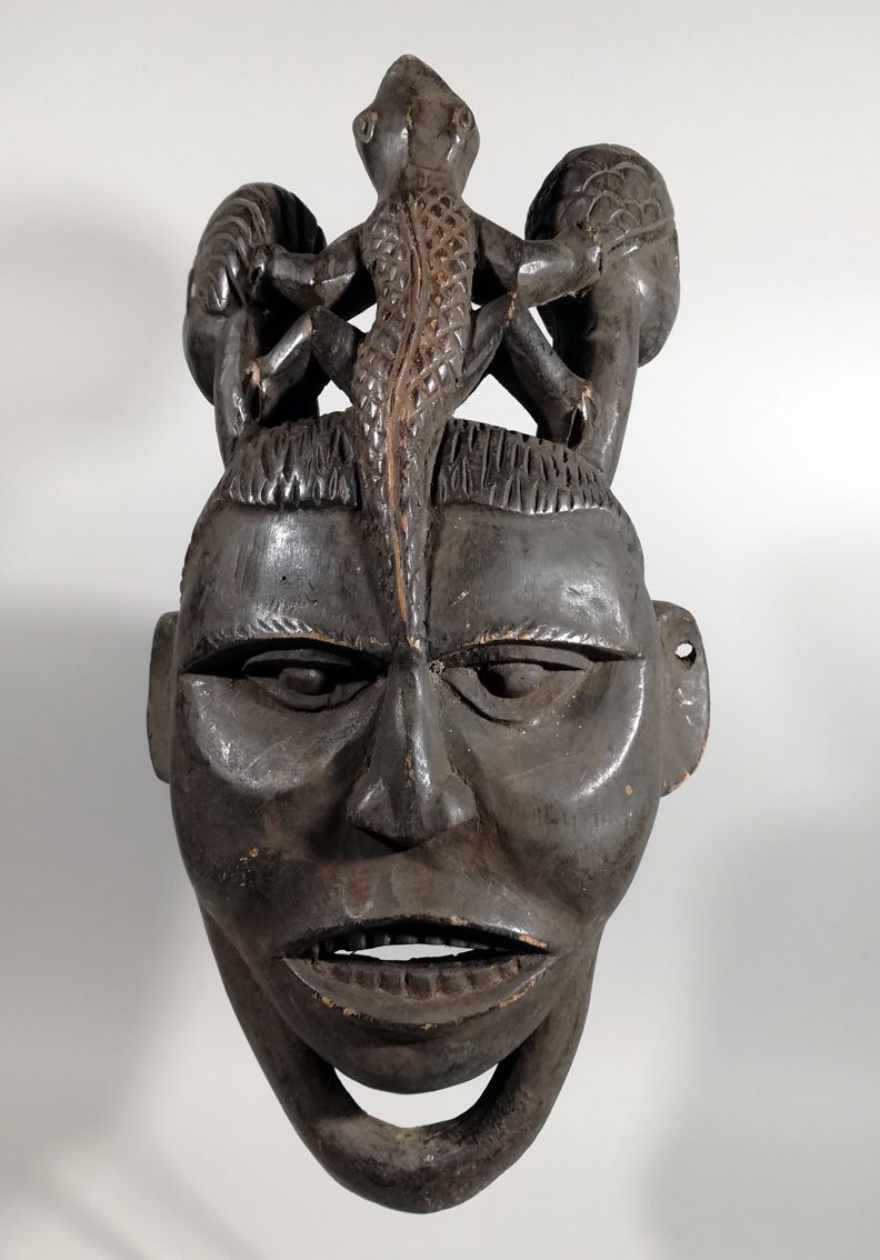 Null 非洲。非常漂亮的巴米莱克面具（喀麦隆），上面有一个大的头饰，上面有一只蜥蜴，一个王子的象征，还有两个头。尺寸：高约37厘米。"Mumuyé。婚礼链，尼&hellip;