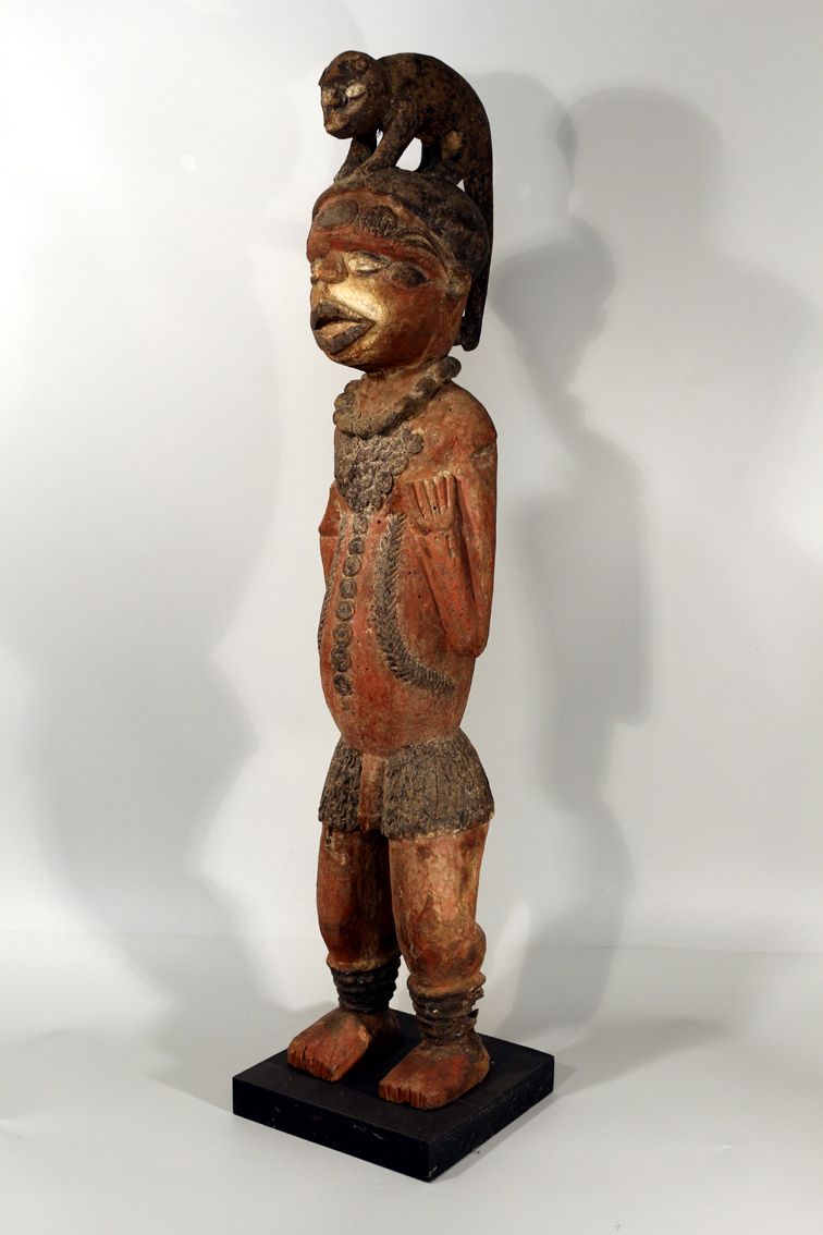 Null 非洲。尼日利亚。重要而罕见的库玉雕像。库尤雕像的特点是，长长的身体上有大量的疤痕装饰，其浮雕通过多色处理而显得更加突出。覆盖在手臂上的某些图案可以让人&hellip;