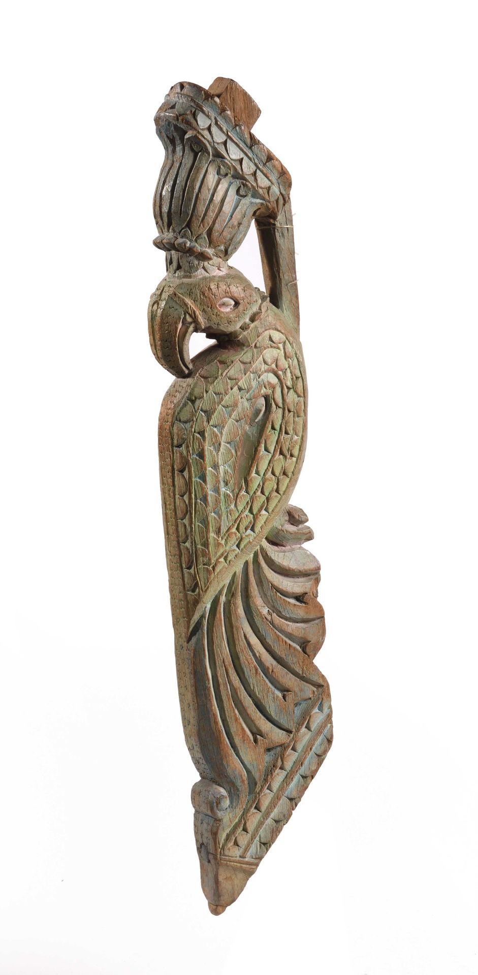 Null Elément en bois sculpte à décor d'un oiseau, polychromie Hauteur : 73 x 7 x&hellip;