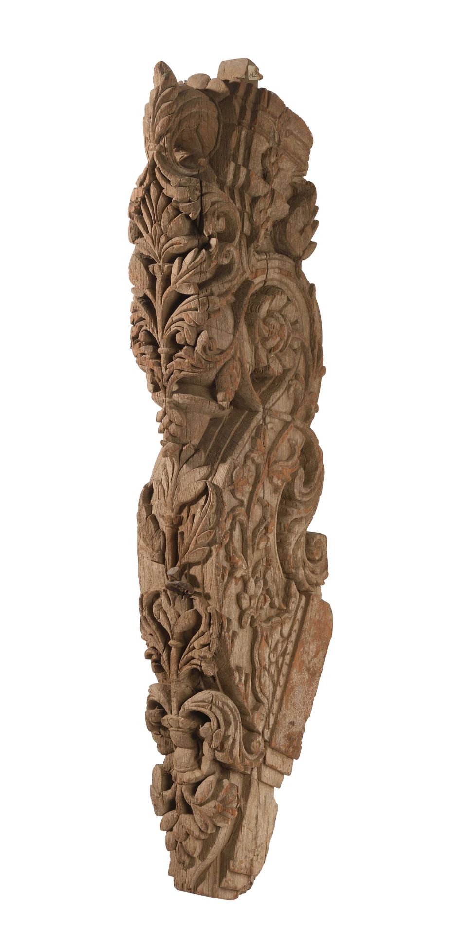Null Elément en bois sculpté à décor de végétaux. Inde Hauteur : 67cm