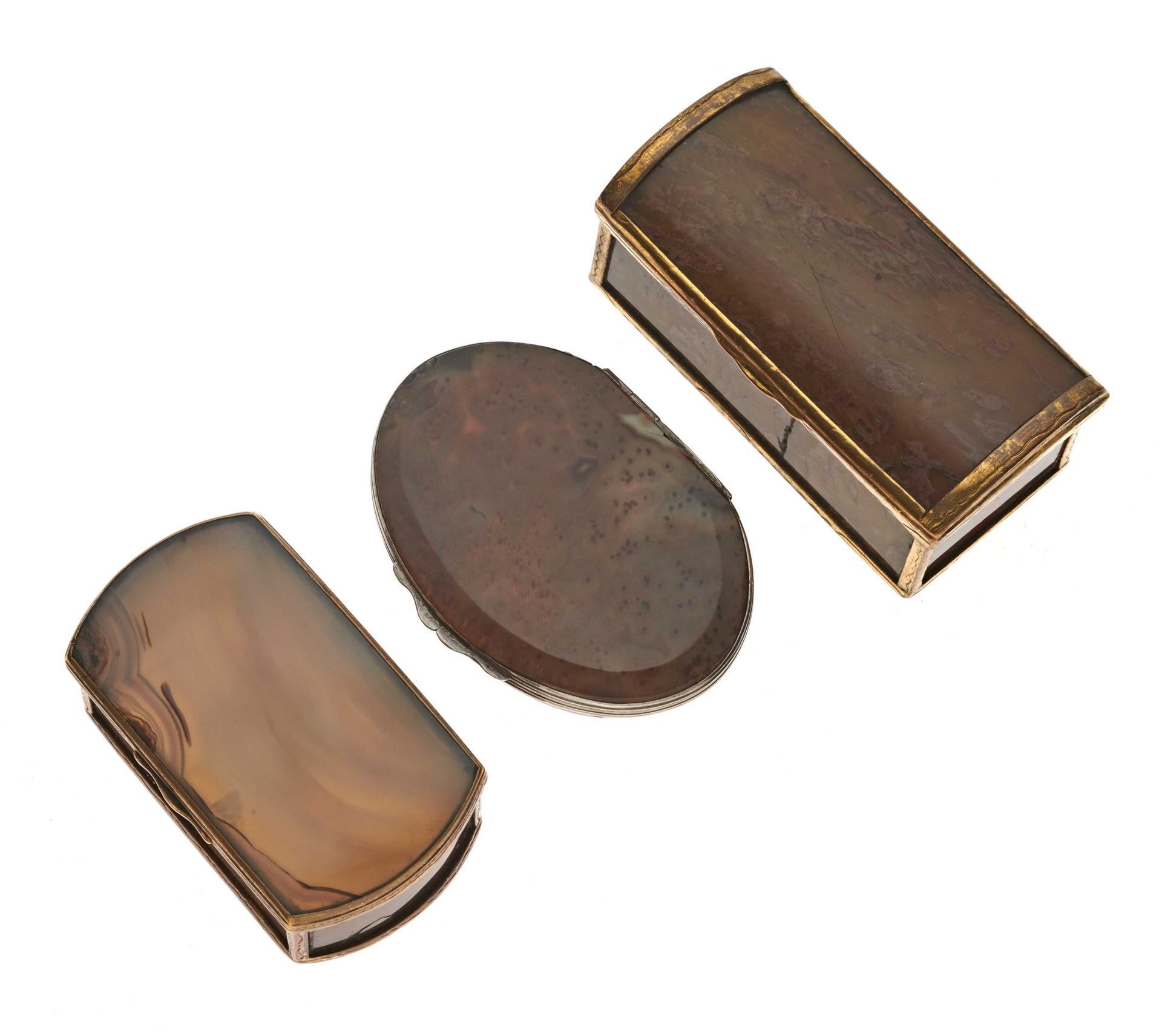 Null Trois boites en agate de forme ovale, rectangulaire et "coffre", les montur&hellip;