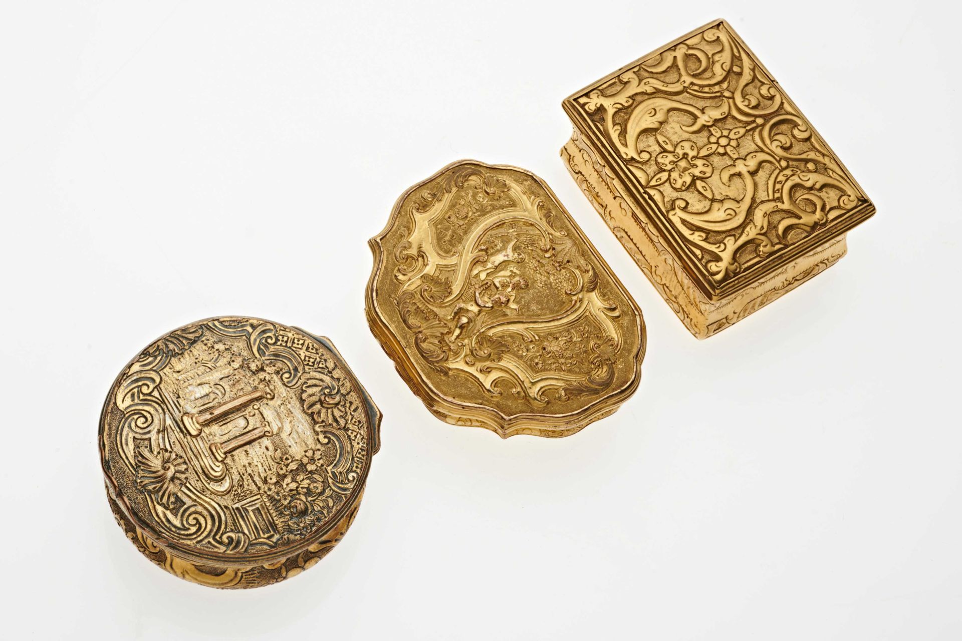 Null Trois boites en pomponne et métal plaqué, une à contours décorée de putti d&hellip;