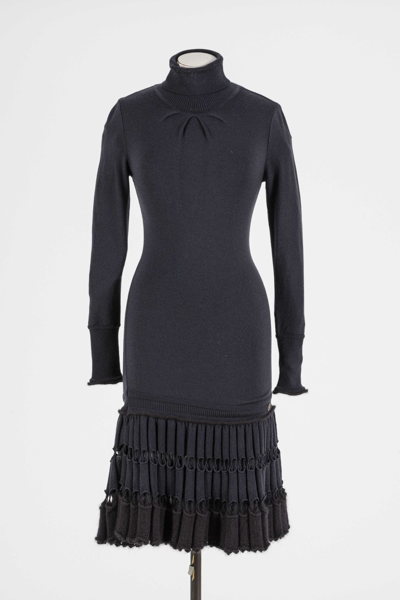 Null ROBERTO CAVALLI：灰色羊毛和弹性纤维长裙，长袖，高领，底部有镂空褶皱效果。

T.36
