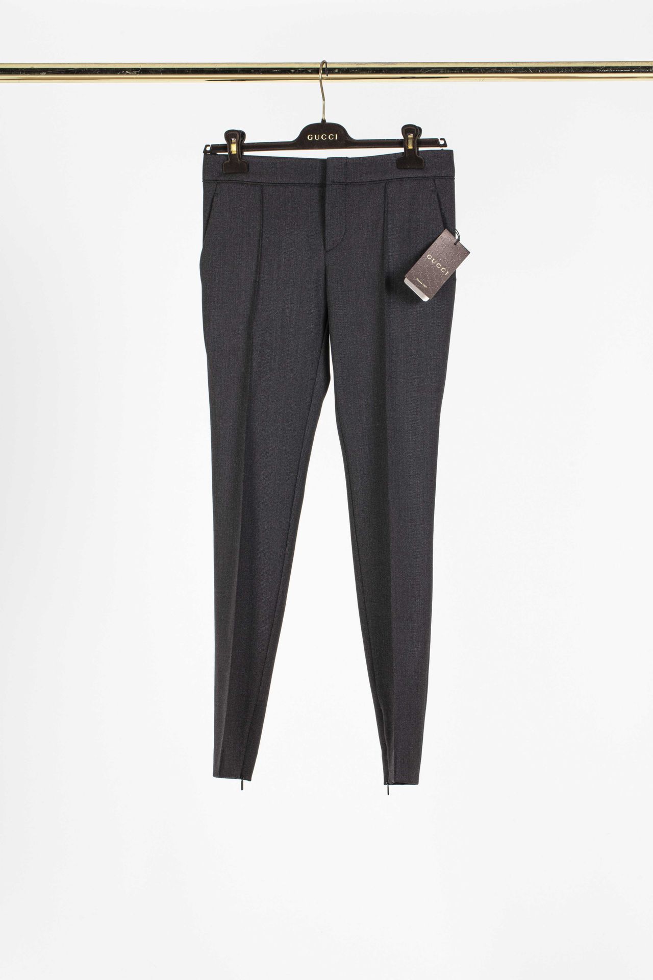 Null GUCCI：灰色涤纶长裤套装，包括直筒裤和一件带凹槽领的夹克，两个贴袋，长袖。

T.S