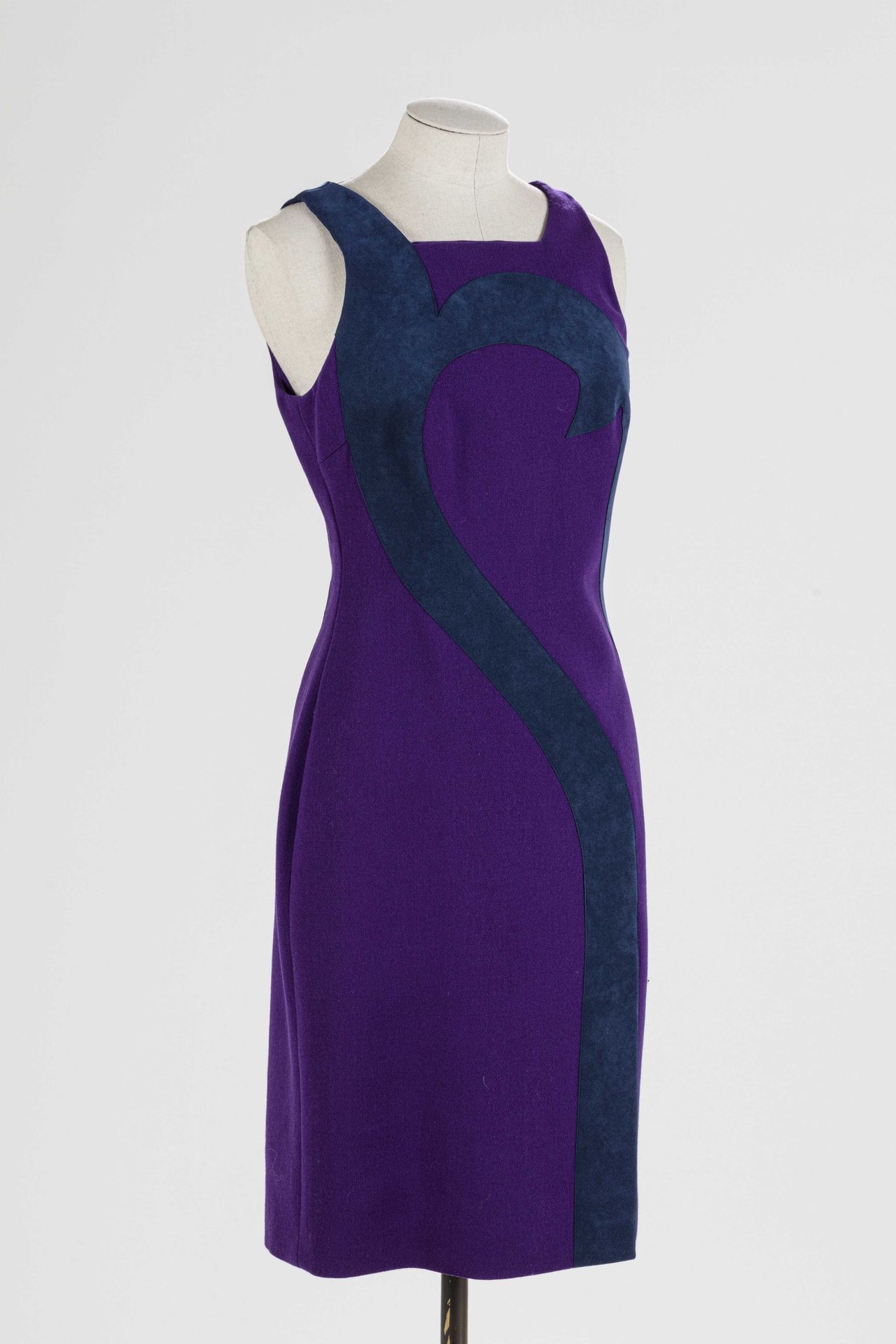 Null VERSACE: 紫色羊毛无袖套裙，饰以蓝色麂皮，侧边封口，38号。