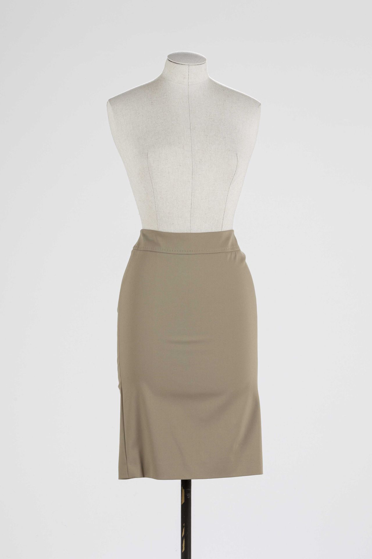 Null ESCADA：米色羊毛直筒裙，背部有拉链，臀部有褶皱效果。

T. S