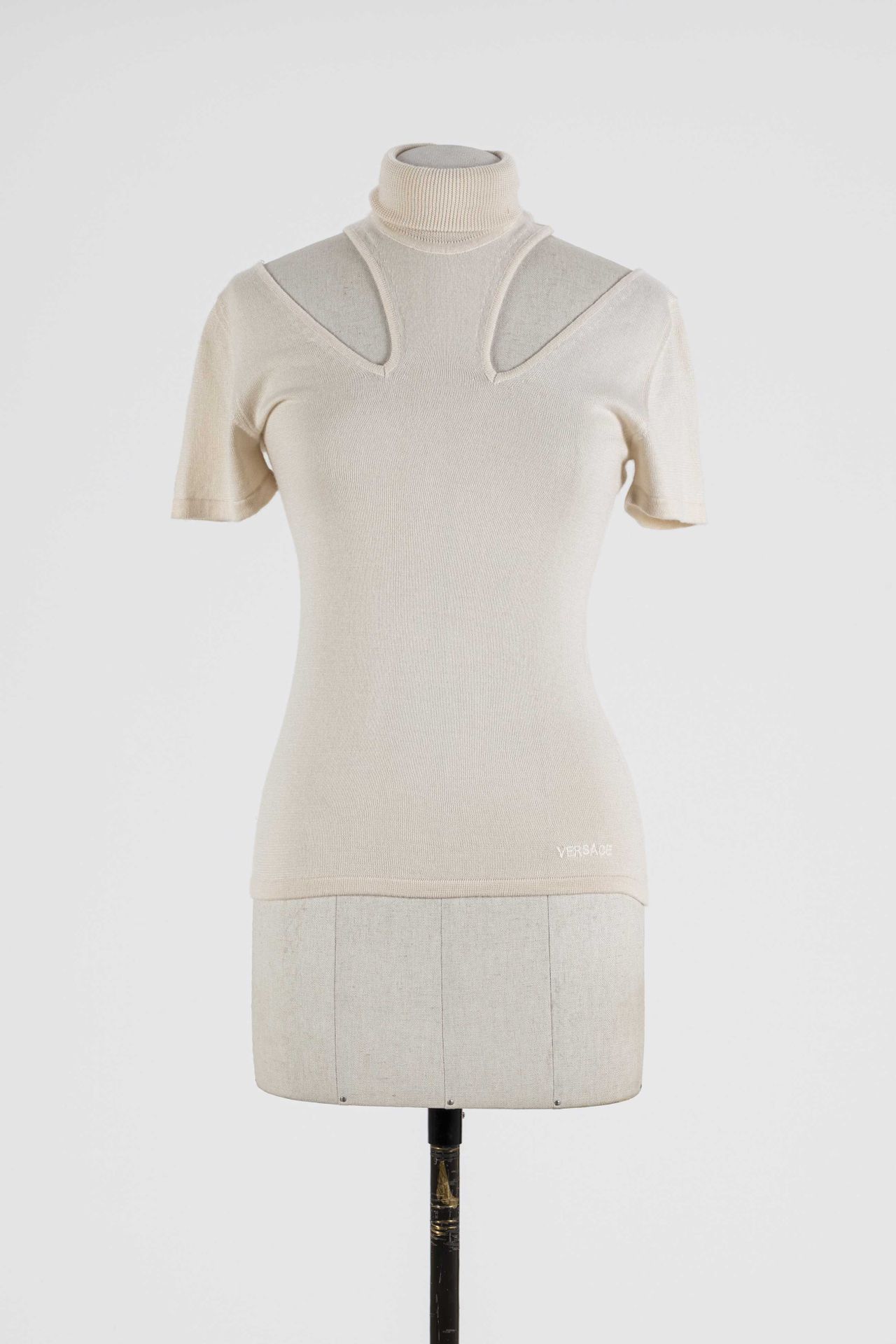 Null VERSACE : cream cashmere and silk sweater, turtleneck, open shoulder, short&hellip;