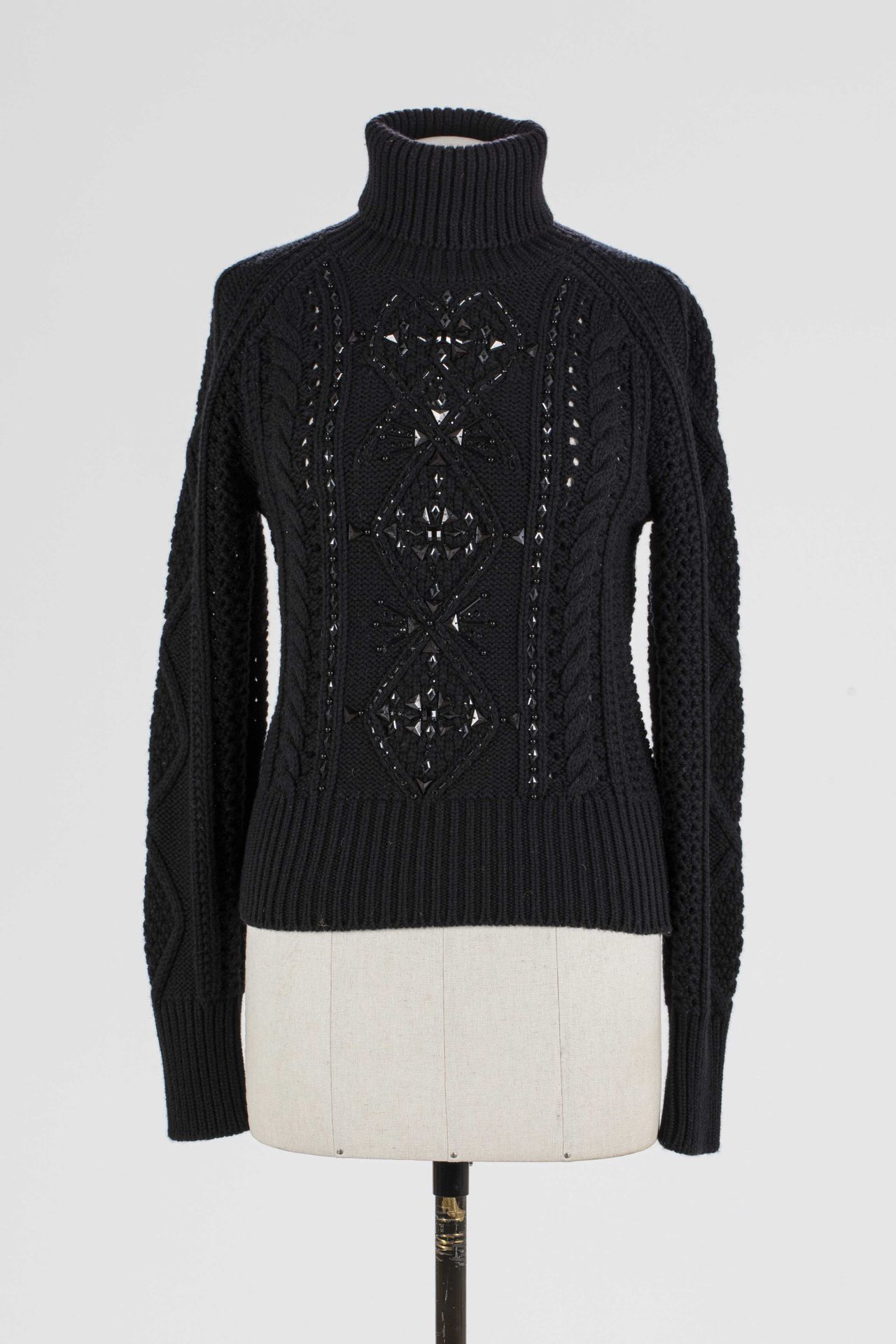 Null EMILIO PUCCI：黑色羊毛毛衣，黑色水钻点缀，长袖，高领。

S.T.